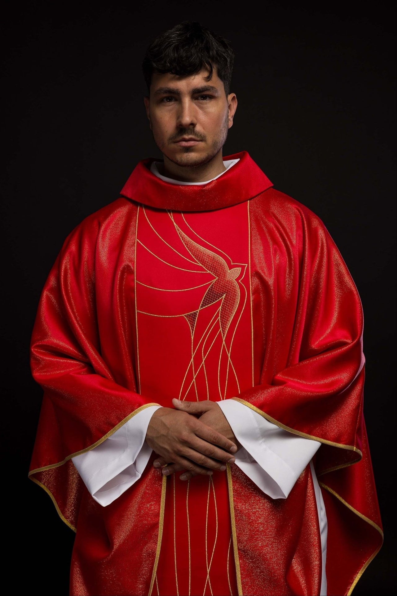 Ornat z Duchem Świętym z błyszczącej tkaniny bogato haftowany w kolorze czerwonym