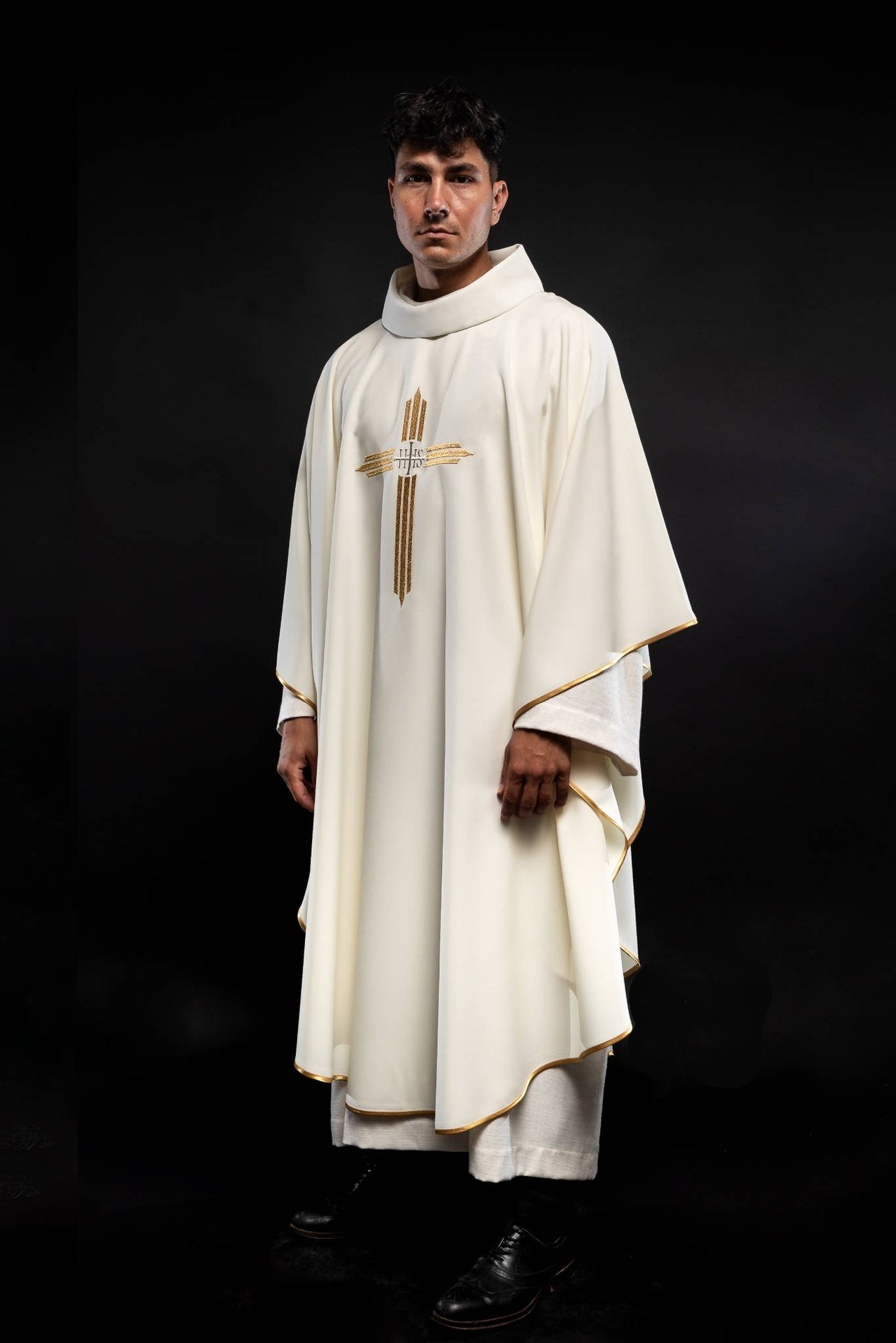 Ornat z haftem Krzyża i IHS w kolorze ecru