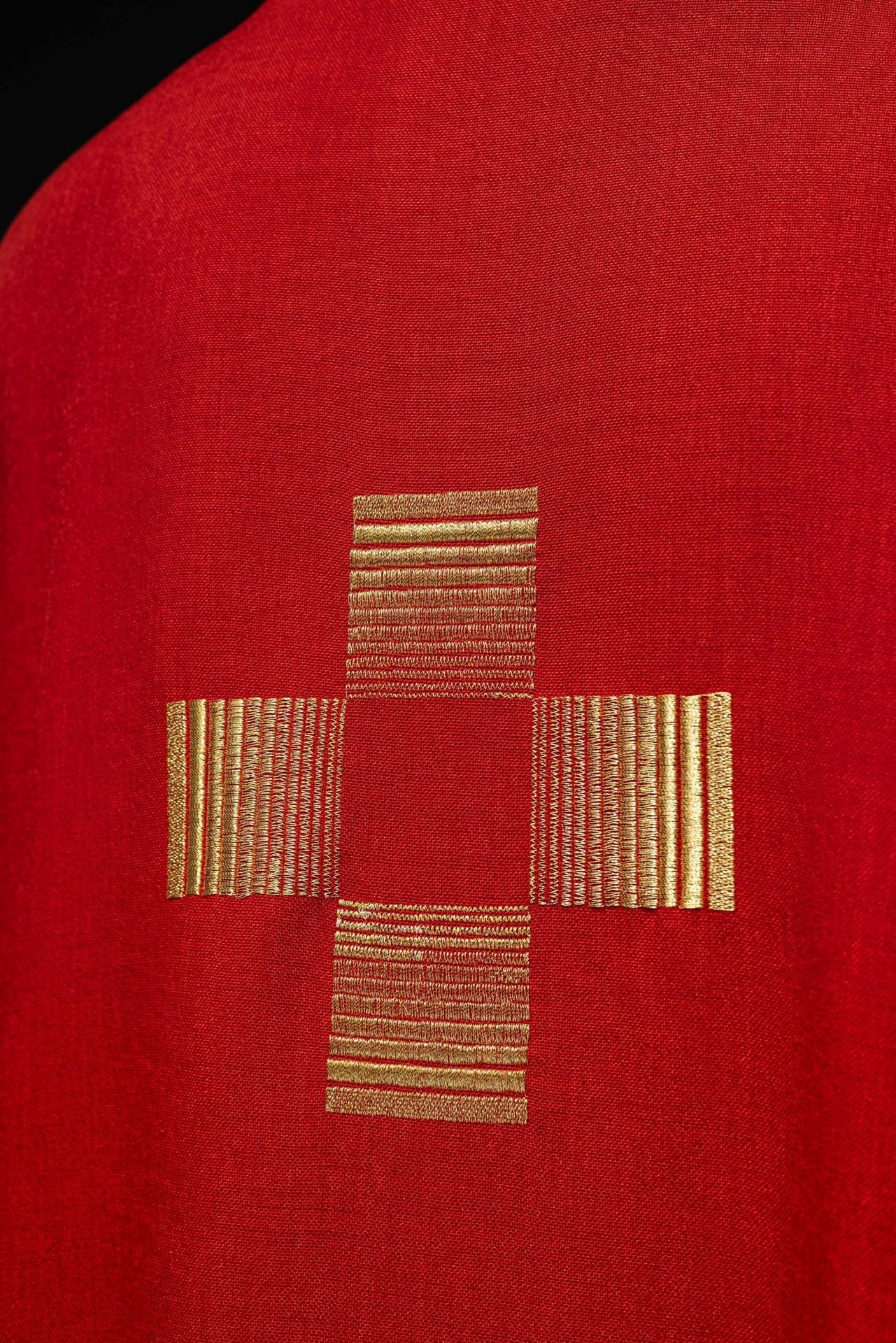 Ornat z haftowanymi Krzyżami w kolorze czerwonym