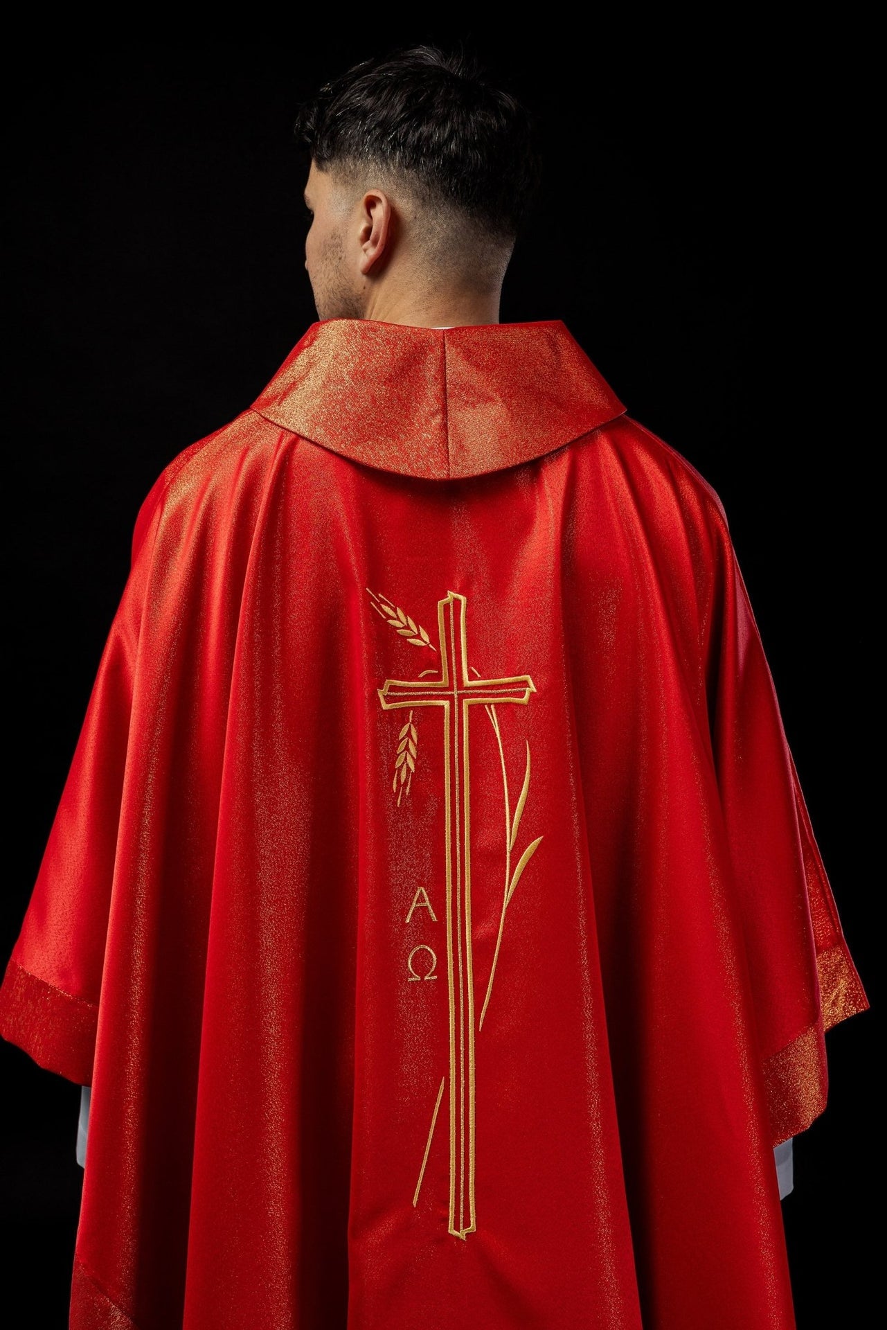 Ornat z motywem krzyża i kłosa w kolorze czerwonym