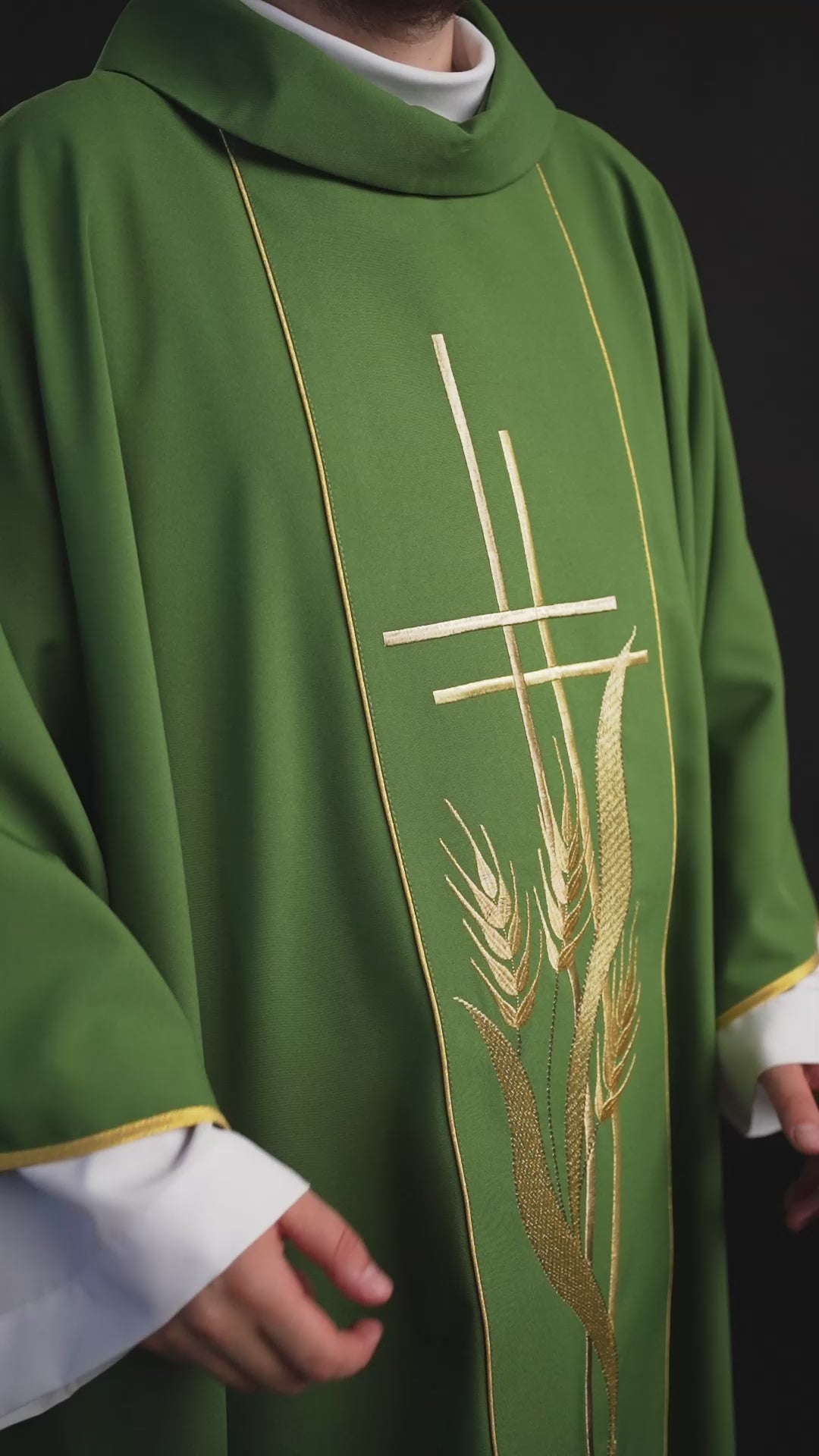 Grünes Messgewand, bestickt mit Kreuz- und Ährenmotiven