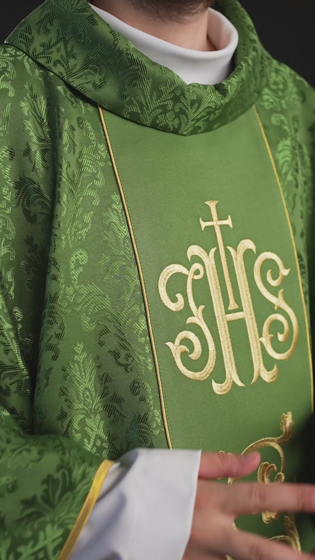 Grünes liturgisches Messgewand mit reich verziertem IHS-Gürtel