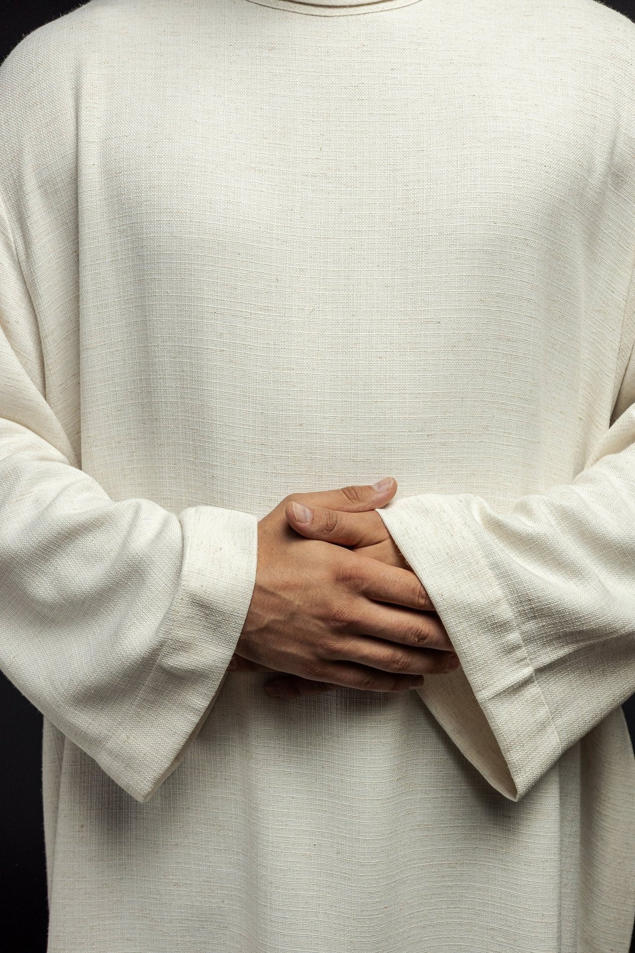 Priesteralbe aus Leinen in natürlicher Webart - MESSGEWANDER.DE