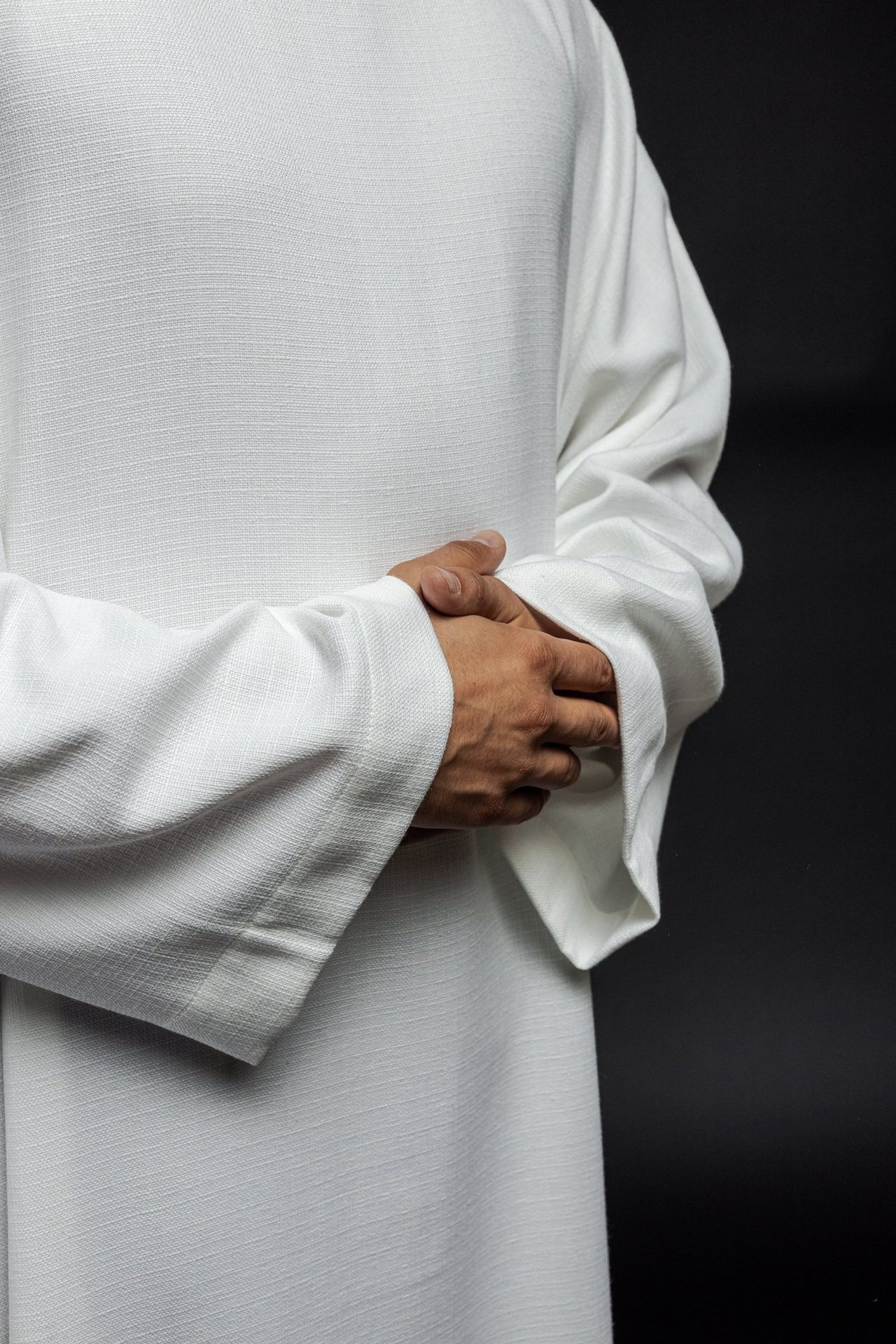 Priesteralbe aus Leinen in natürlicher Webart weiß - MESSGEWANDER.DE