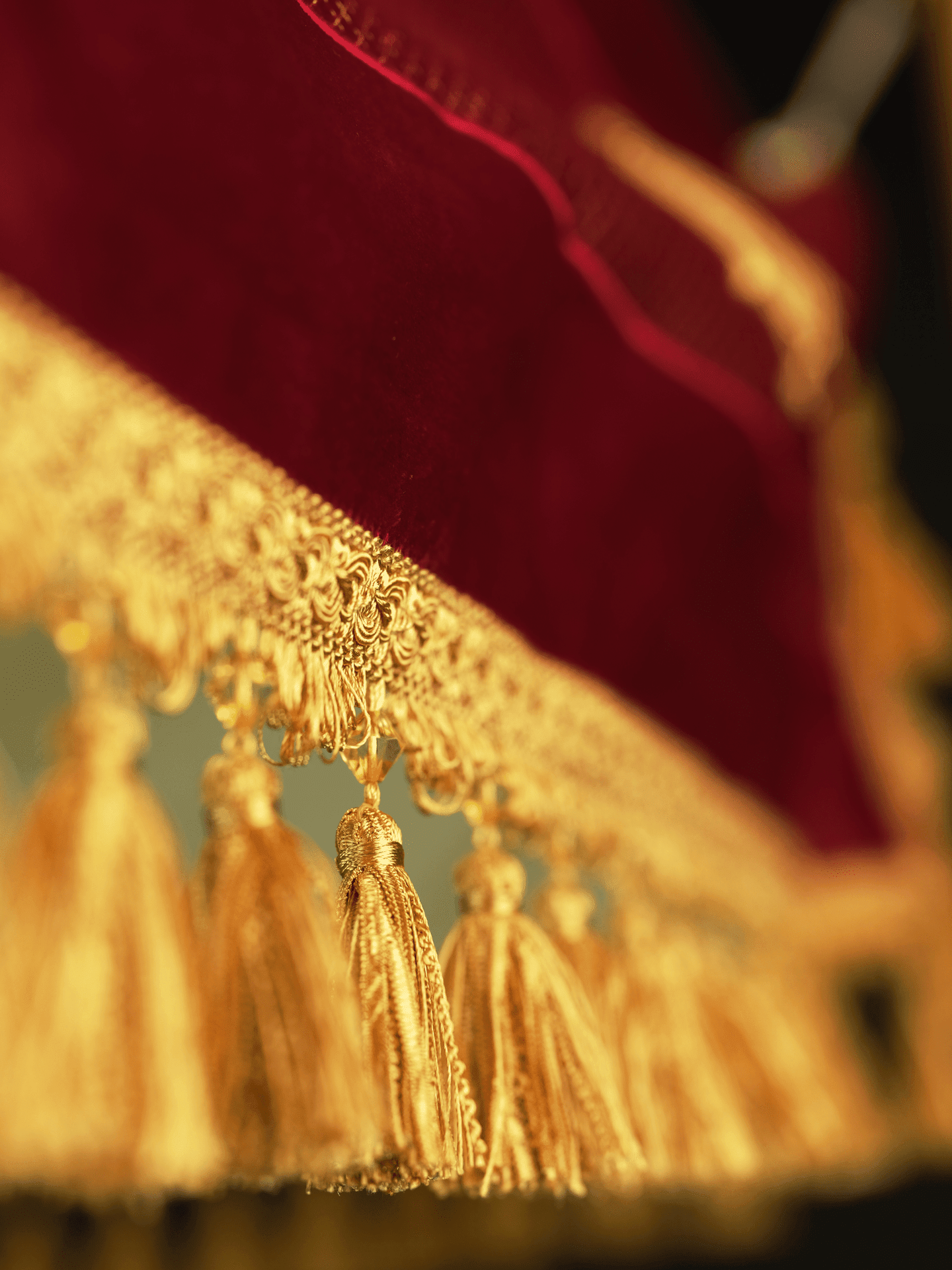 Prozessionshimmel bordeauxrot mit goldenen Kreuzen, 130×160 cm - MESSGEWANDER.DE