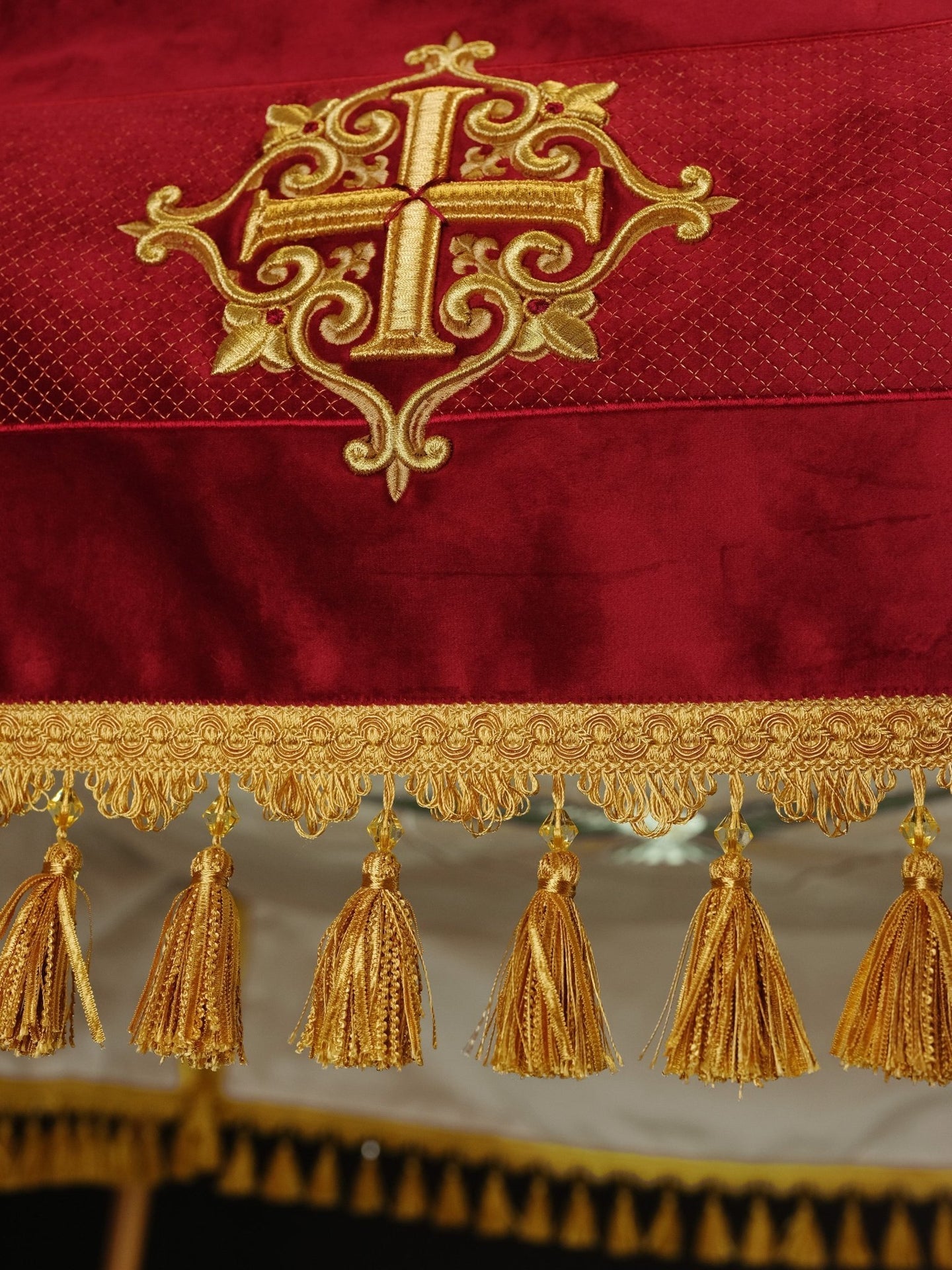 Prozessionshimmel bordeauxrot mit goldenen Kreuzen, 130×160 cm - MESSGEWANDER.DE