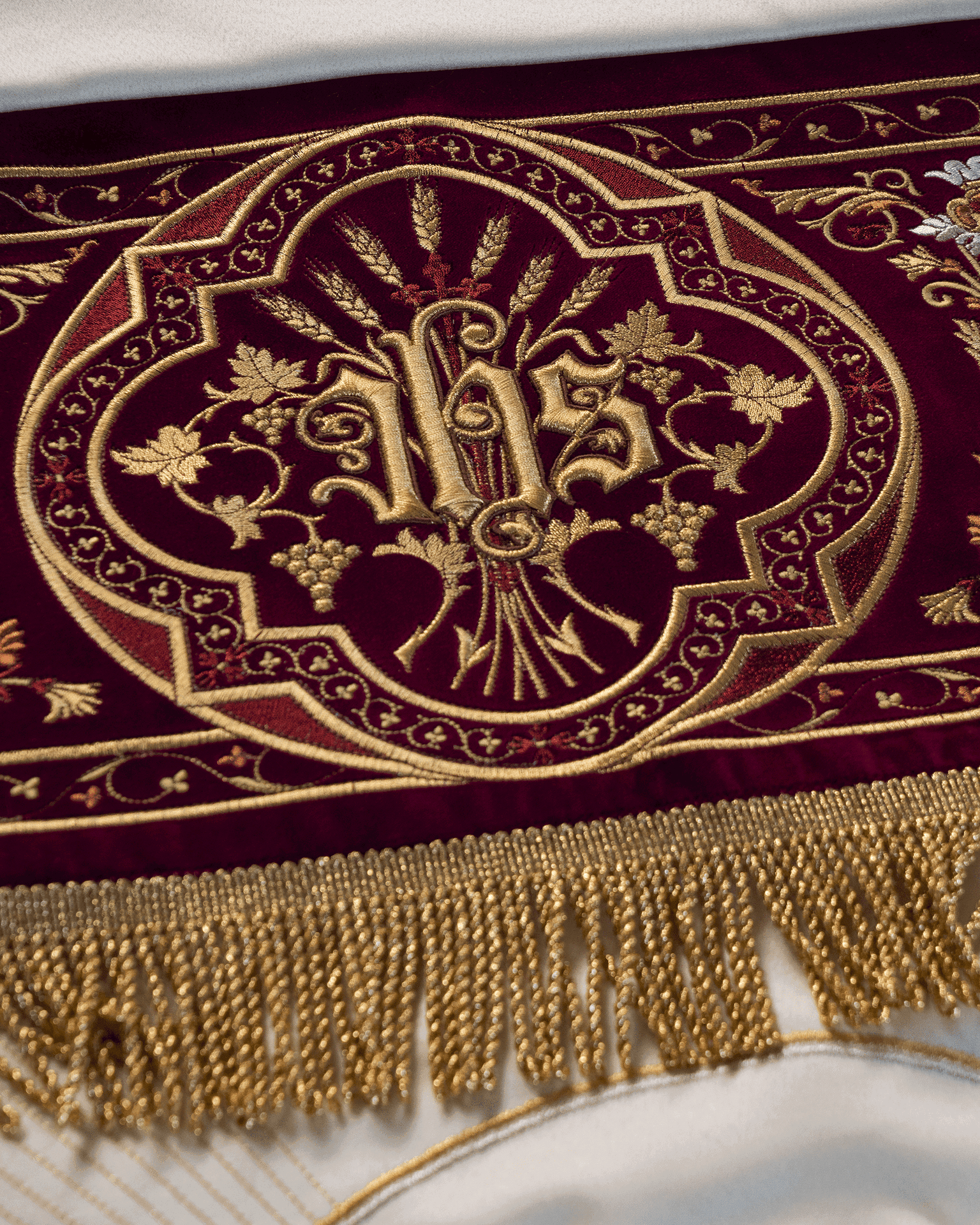 Prozessionshimmel bordeauxrot, Stickerei Herz Jesu, Kelch und Chi-Rho, 140×160 cm - MESSGEWANDER.DE
