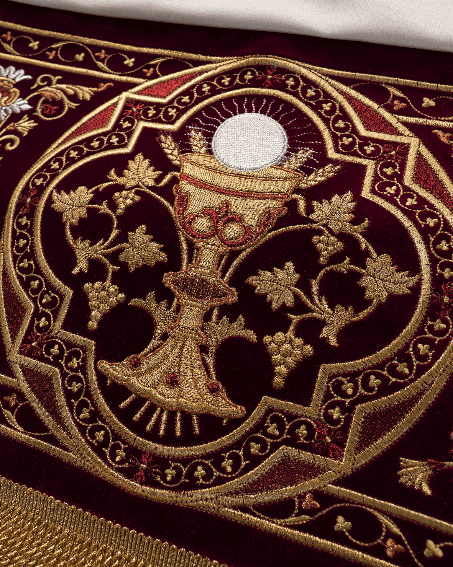 Prozessionshimmel bordeauxrot, Stickerei Herz Jesu, Kelch und Chi-Rho, 140×160 cm - MESSGEWANDER.DE