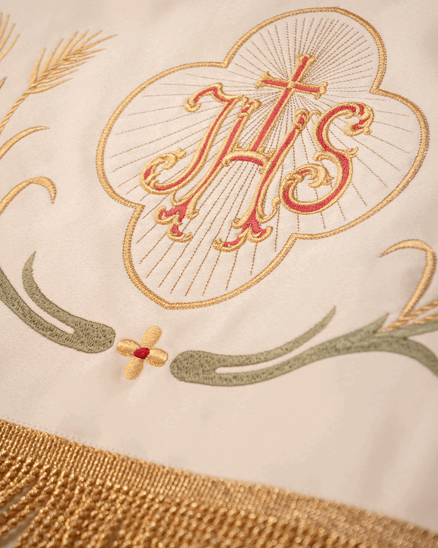 Prozessionshimmel ecru zu Fronleichnam, Stickerei Lamm Gottes und IHS, 130×160 cm - MESSGEWANDER.DE