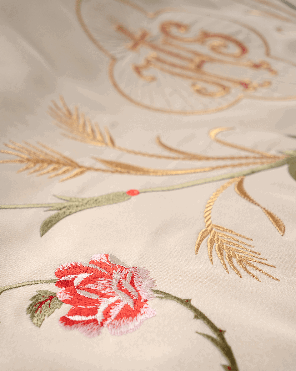 Prozessionshimmel ecru zu Fronleichnam, Stickerei Lamm Gottes und IHS, 130×160 cm - MESSGEWANDER.DE