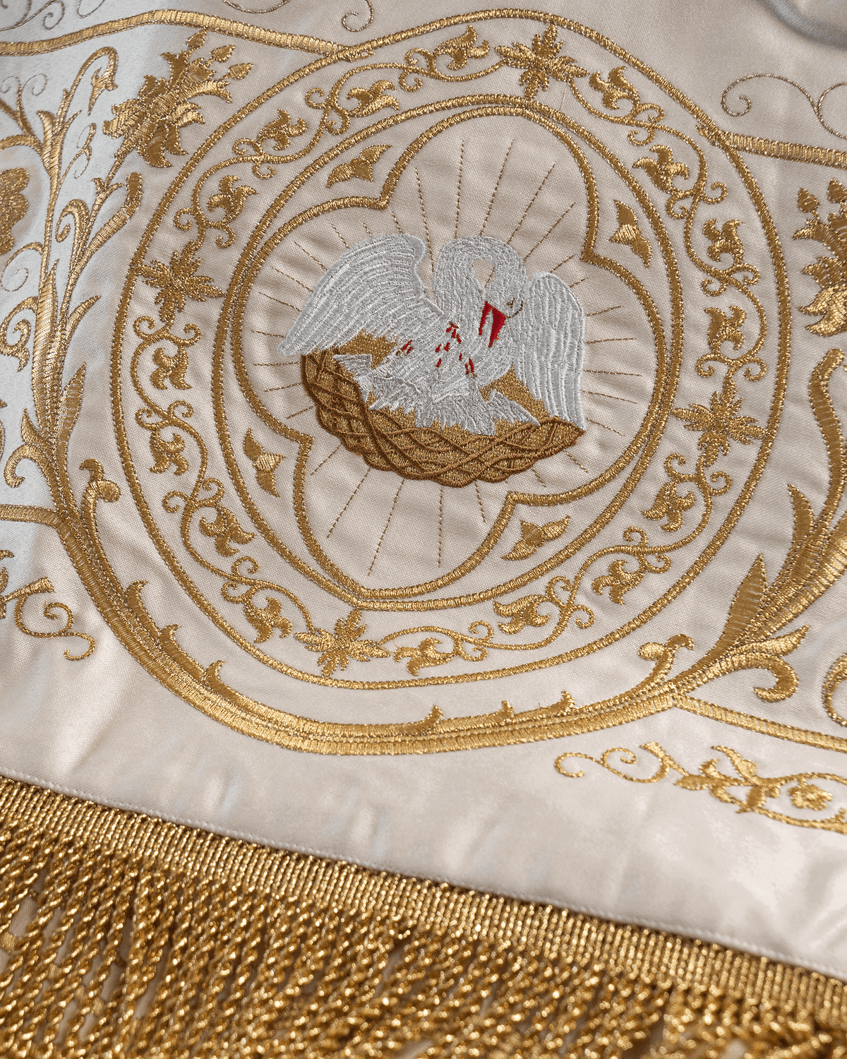 Prozessionshimmel ecru zu Fronleichnam, Stickerei Pelikan und Kelch, 130×160 cm - MESSGEWANDER.DE