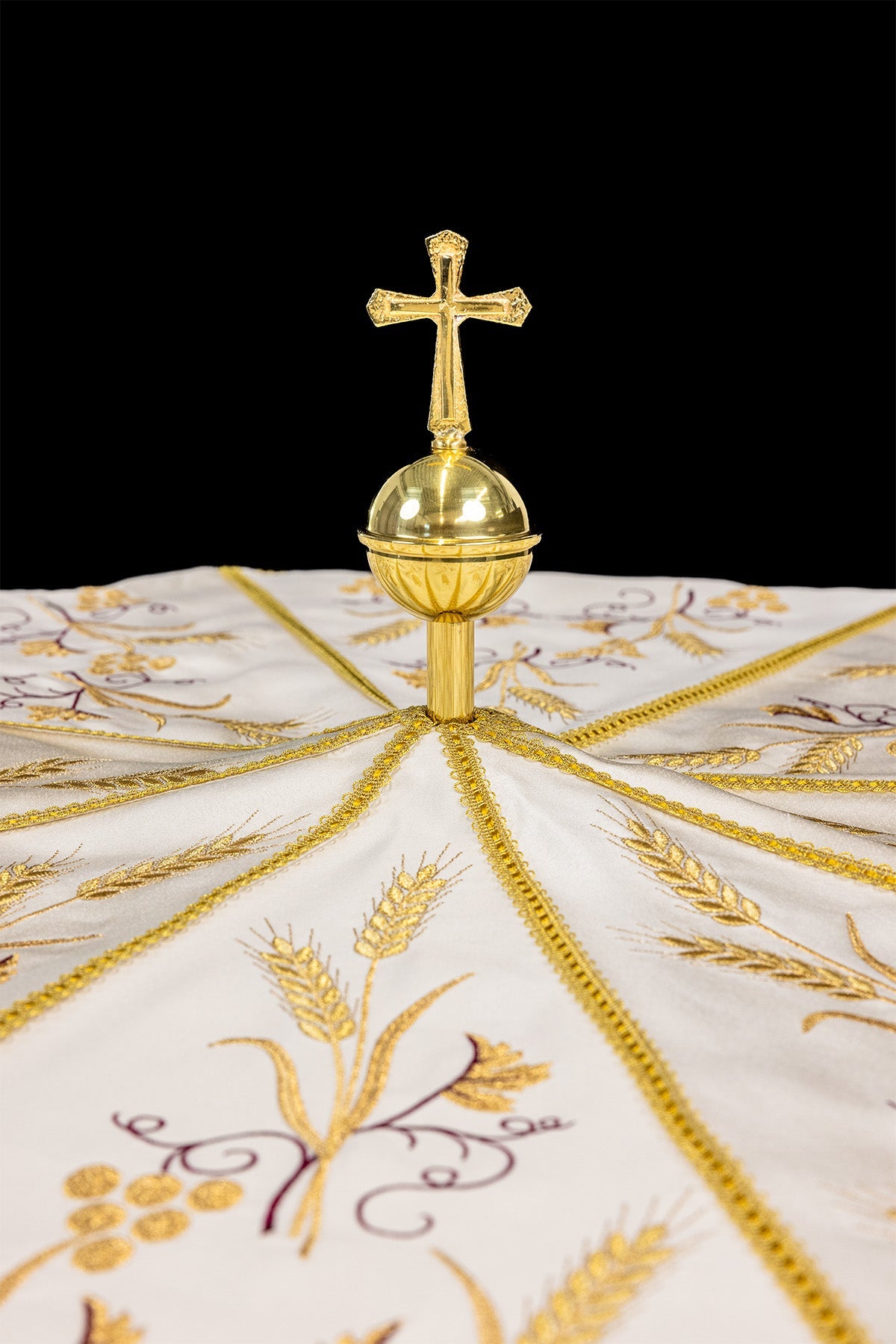Prozessionsschirm ecru mit goldener Stickerei zu Fronleichnam - MESSGEWANDER.DE