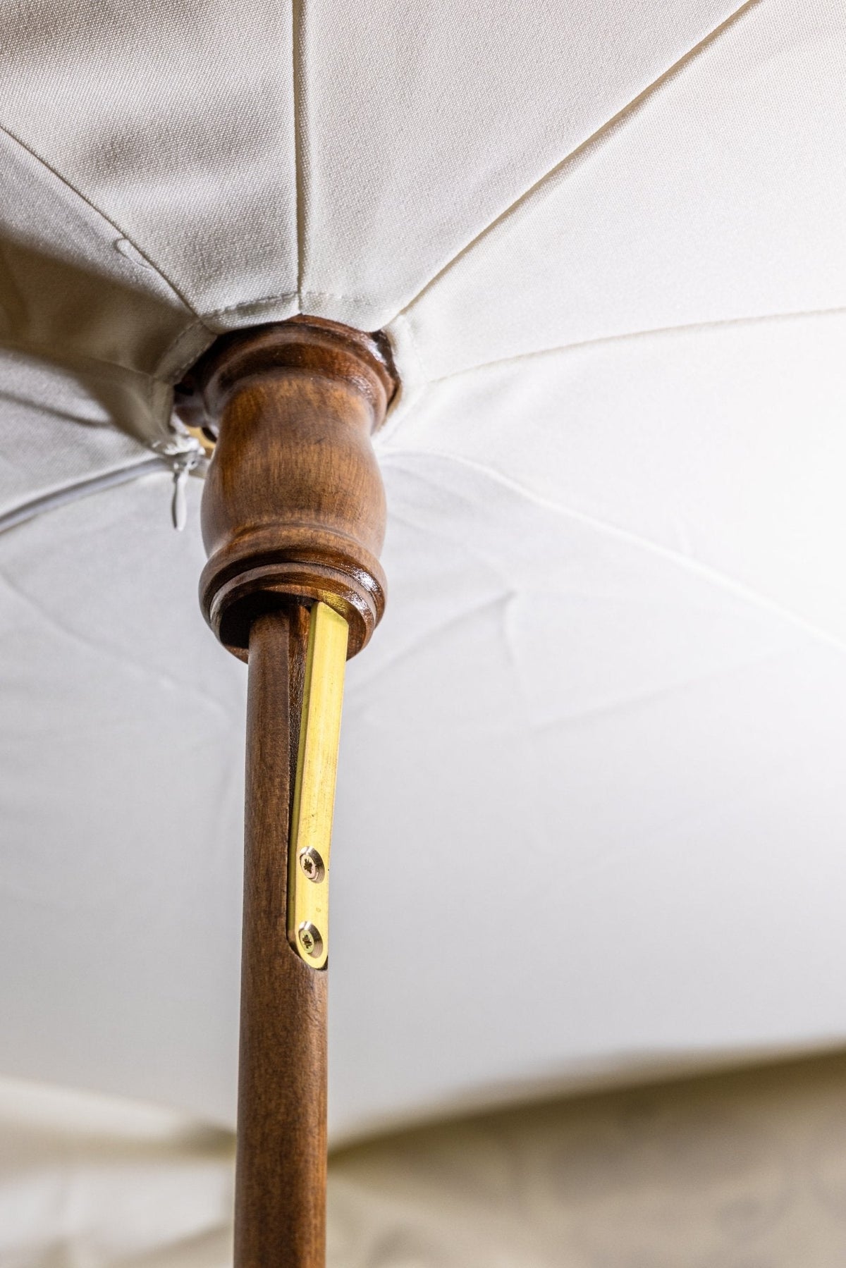 Prozessionsschirm ecru mit goldener Stickerei zu Fronleichnam - MESSGEWANDER.DE