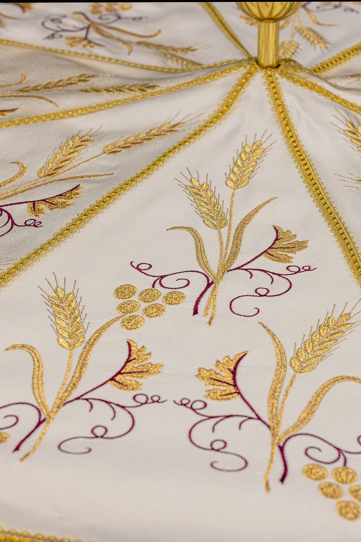Prozessionsschirm ecru mit goldener Stickerei zu Fronleichnam - MESSGEWANDER.DE
