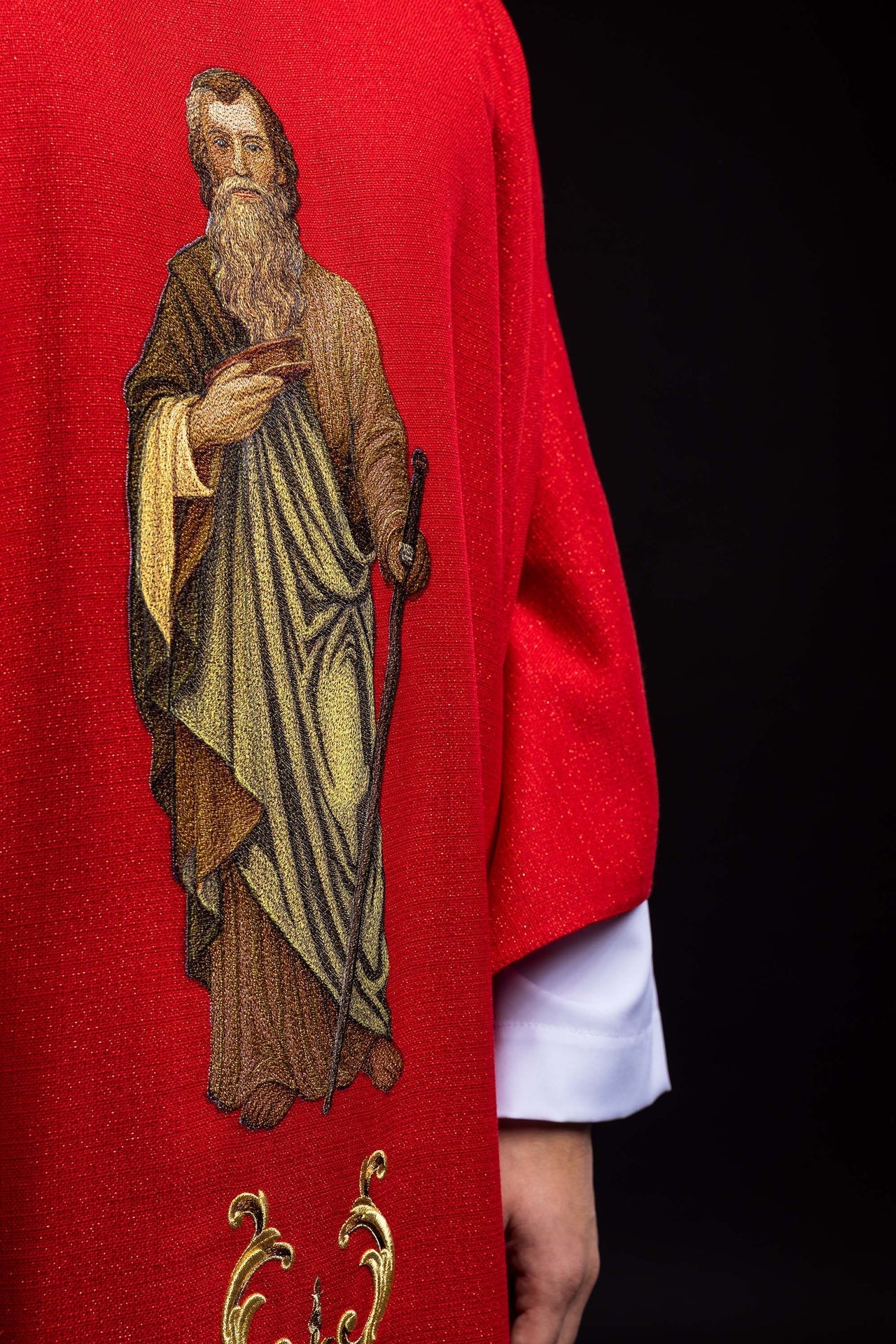 Reich besticktes rotes Messgewand mit dem Bild des heiligen Apostels Paulus - MESSGEWANDER.DE
