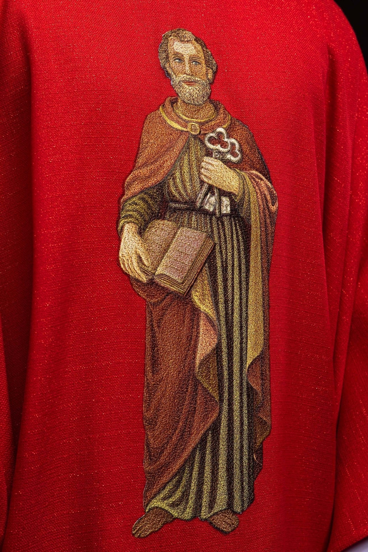 Reich besticktes rotes Messgewand mit dem Bild des heiligen Petrus - MESSGEWANDER.DE