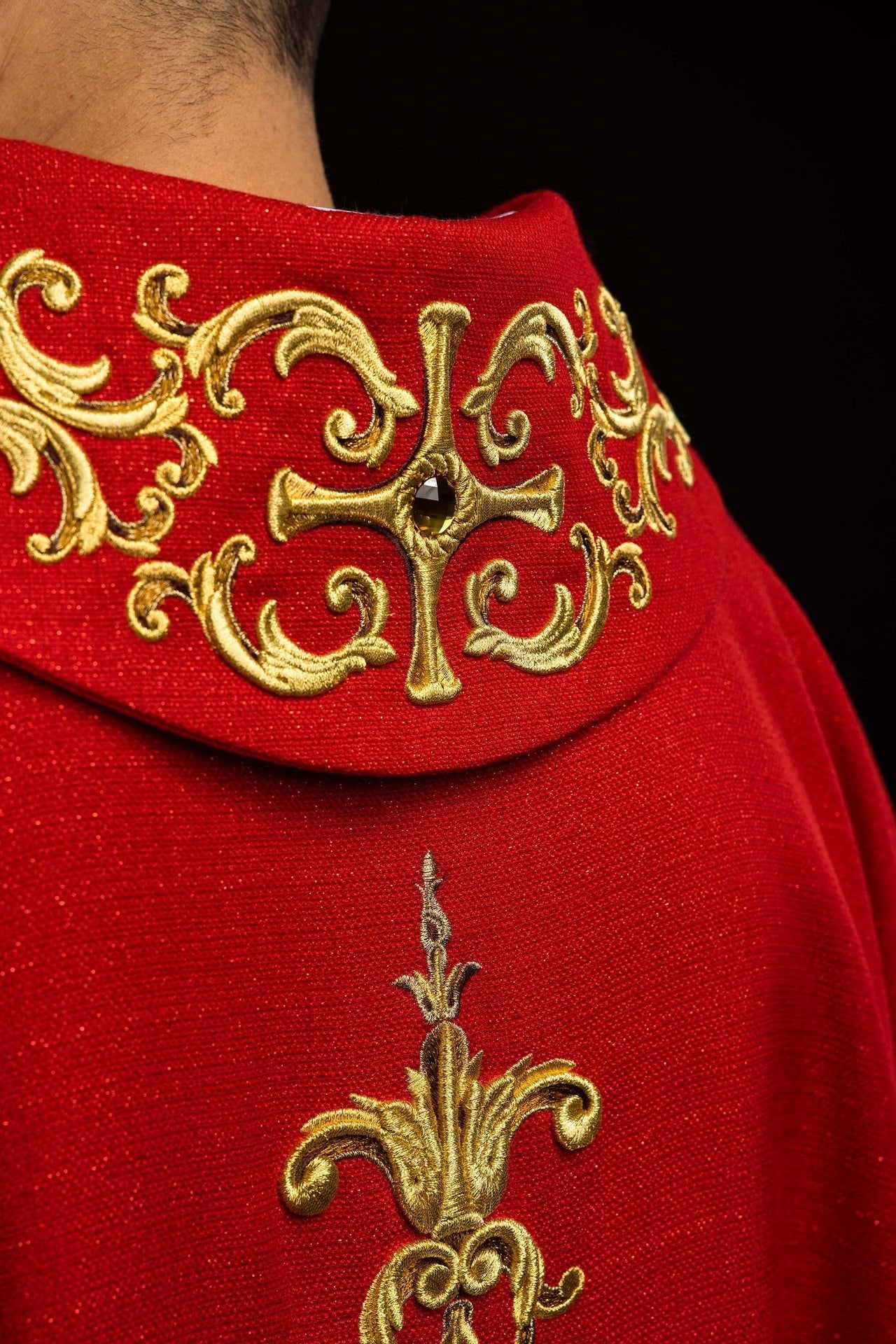 Reich besticktes rotes Messgewand mit dem Bild des heiligen Petrus - MESSGEWANDER.DE
