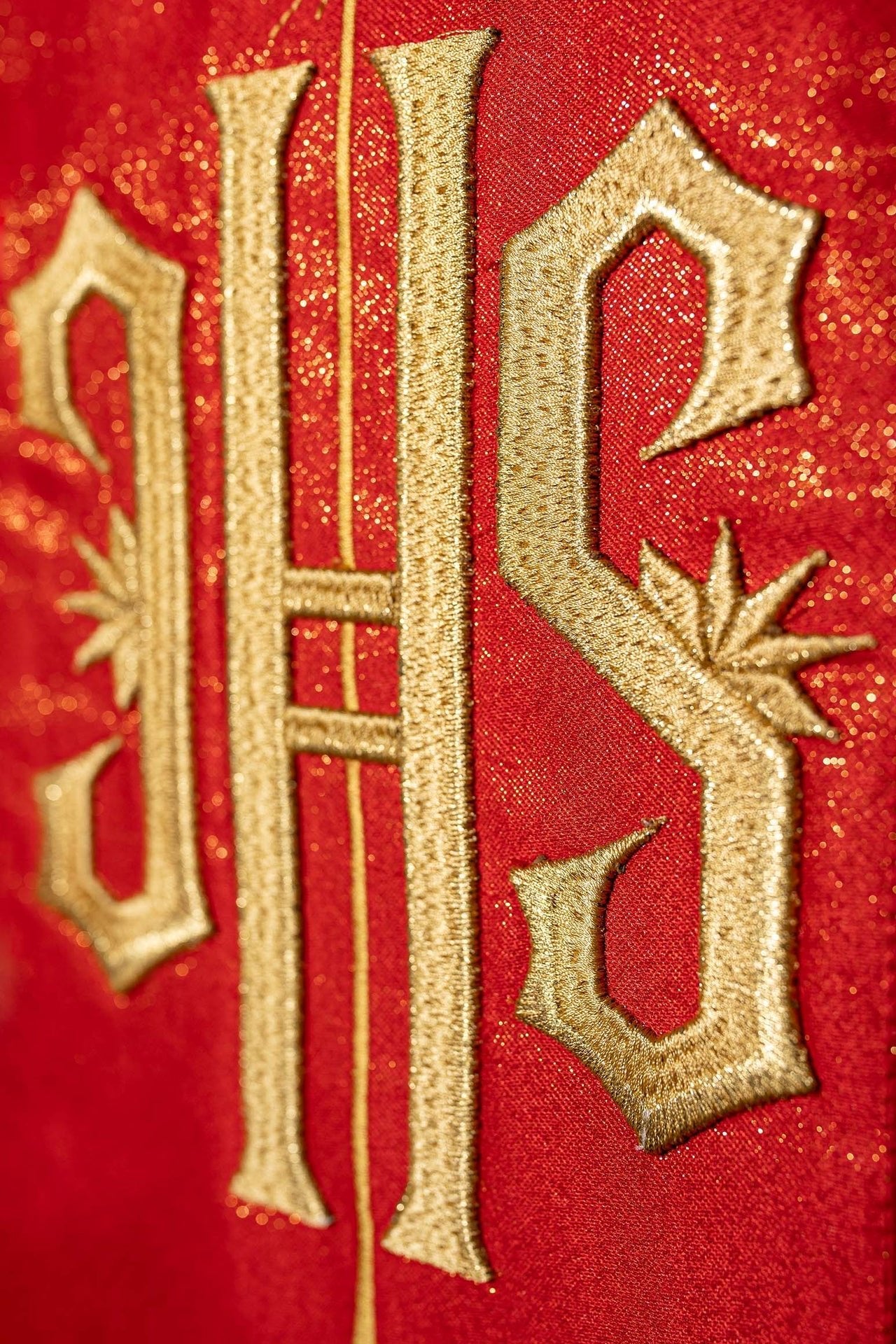 Reich verzierte rote Kasel mit goldenem Motiv und breitem IHS-Band - MESSGEWANDER.DE