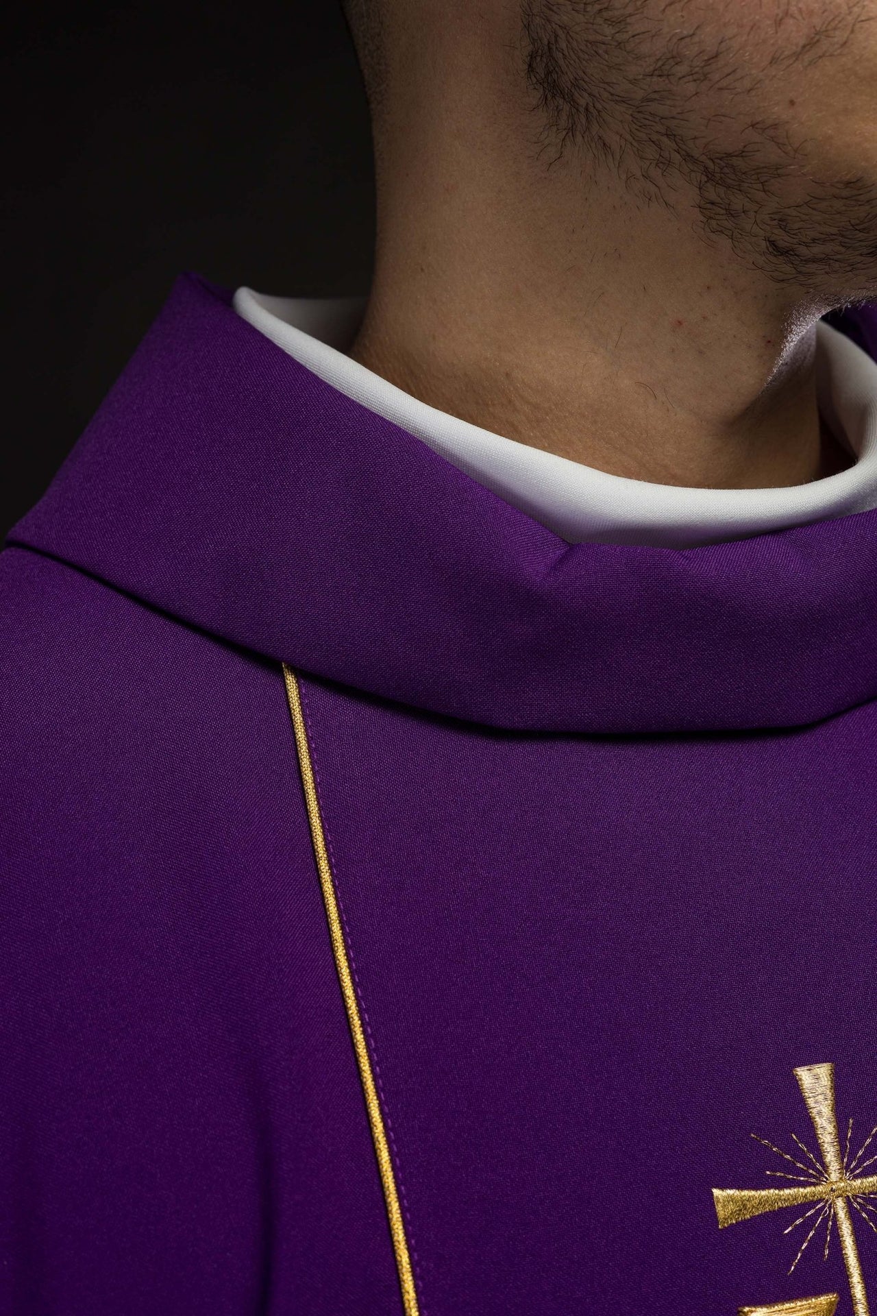 Reich verzierte violette Kasel mit Goldmotiv und breitem IHS-Band - MESSGEWANDER.DE