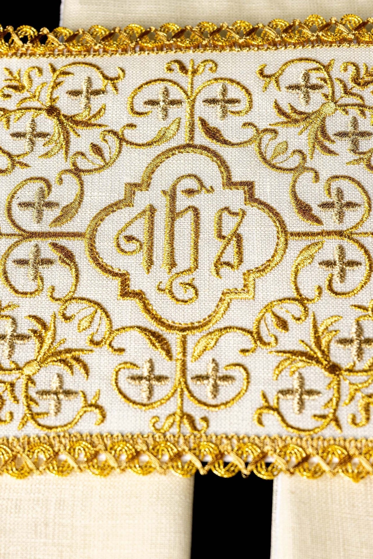 Reich verziertes Kelchset aus Leinen mit Kreuz und JHS-Stickerei - MESSGEWANDER.DE