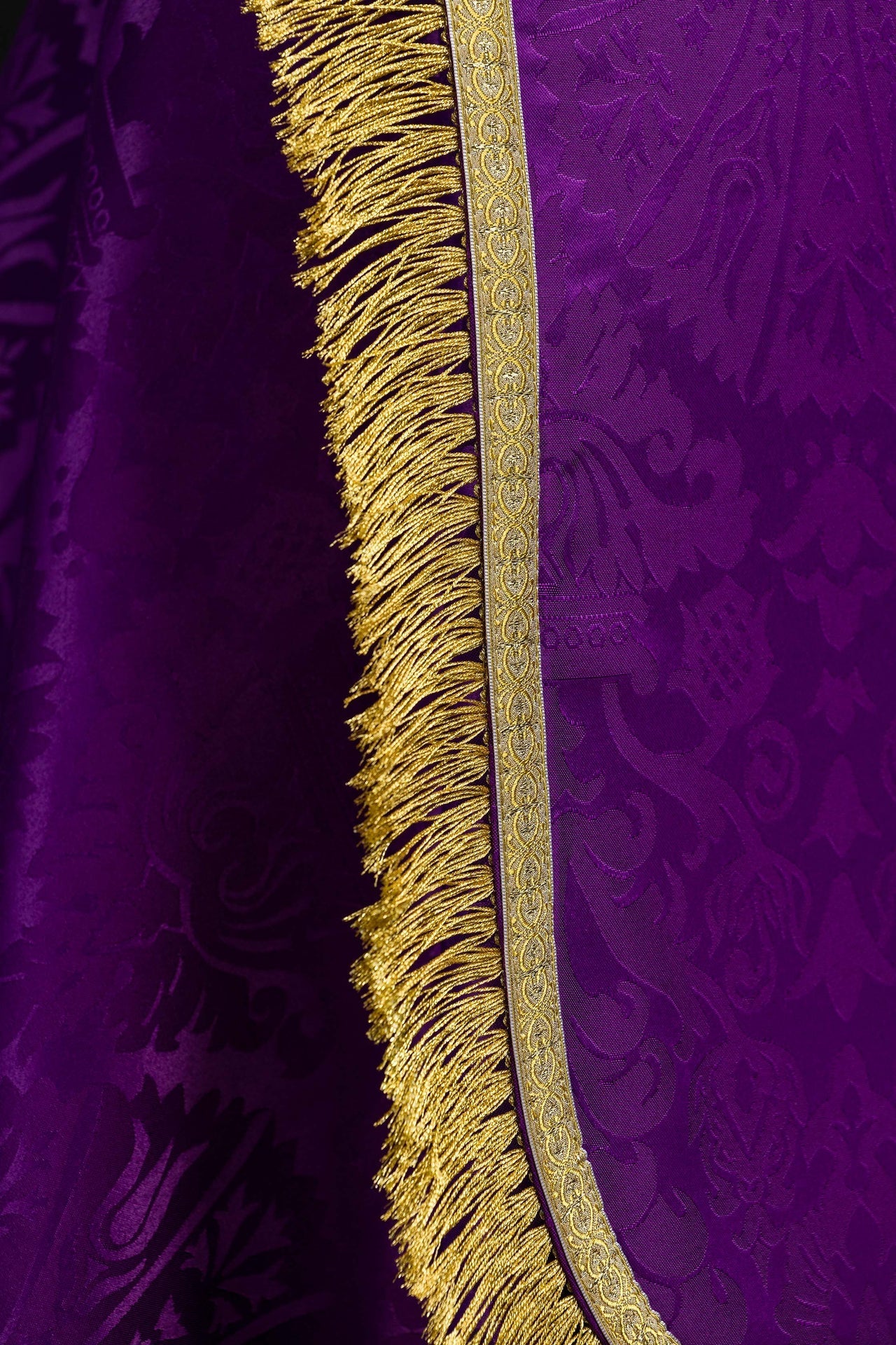 Römischer Rauchmantel aus Jacquardstoff – Violett - MESSGEWANDER.DE