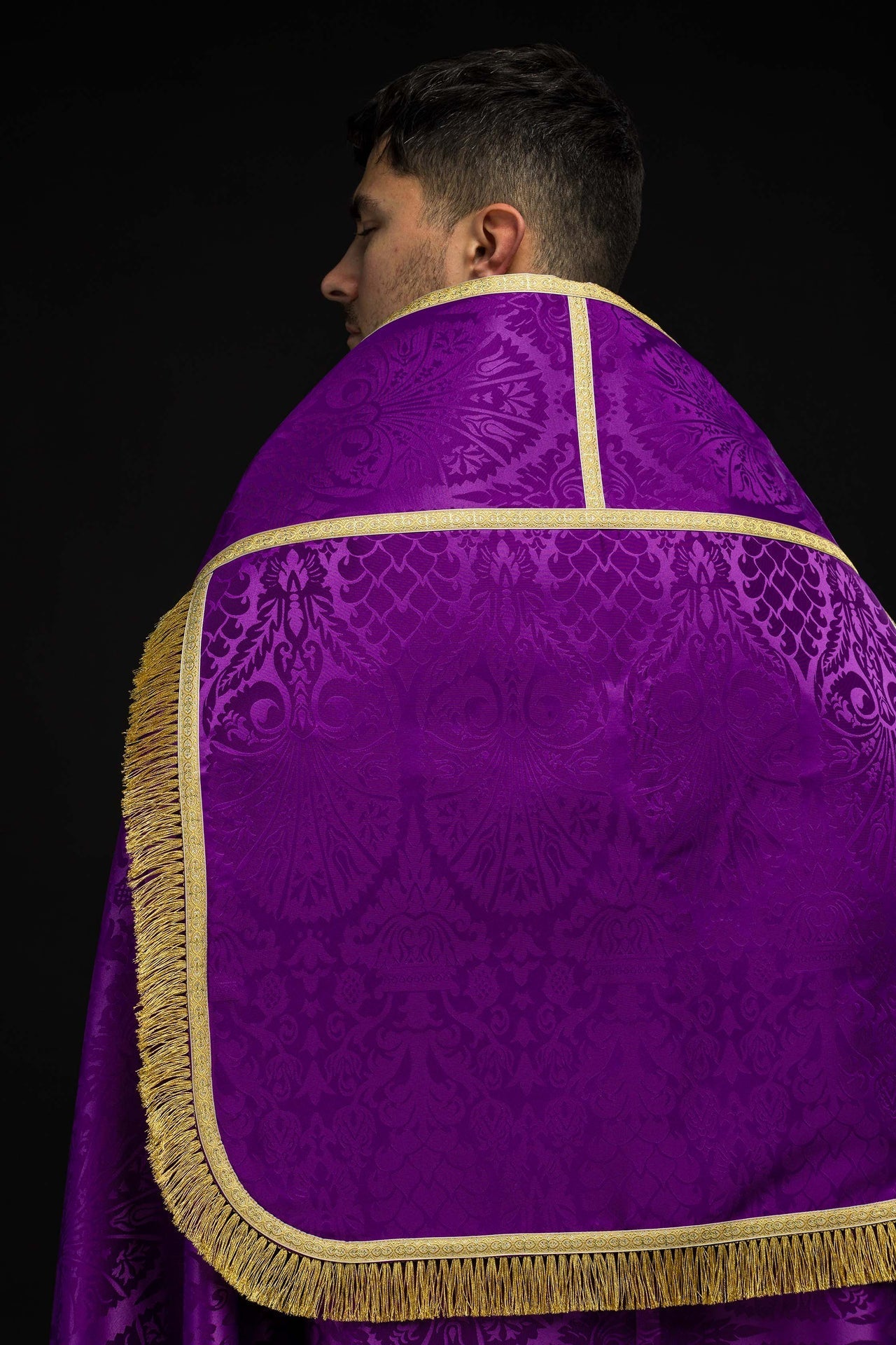 Römischer Rauchmantel aus Jacquardstoff – Violett - MESSGEWANDER.DE
