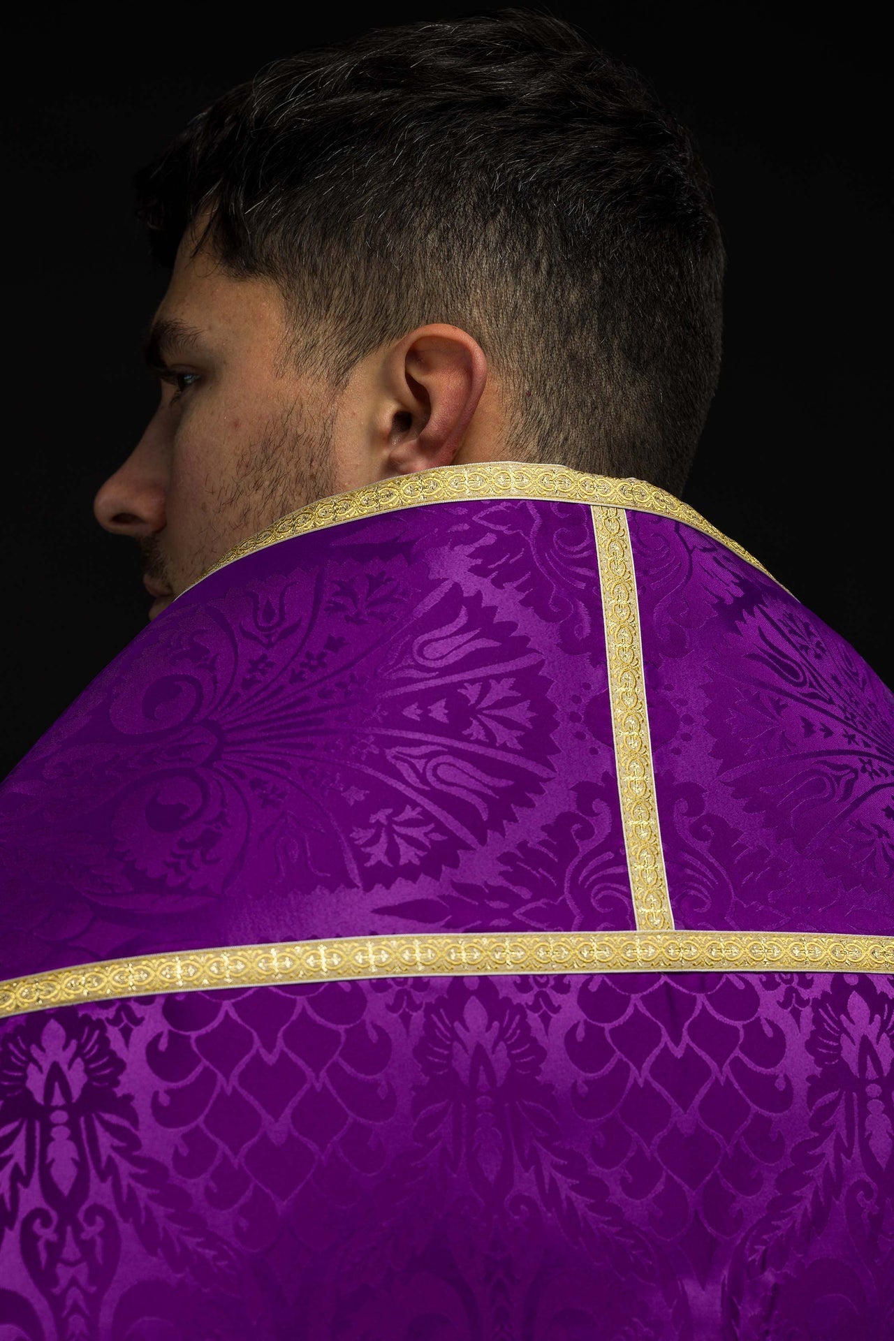 Römischer Rauchmantel aus Jacquardstoff – Violett - MESSGEWANDER.DE