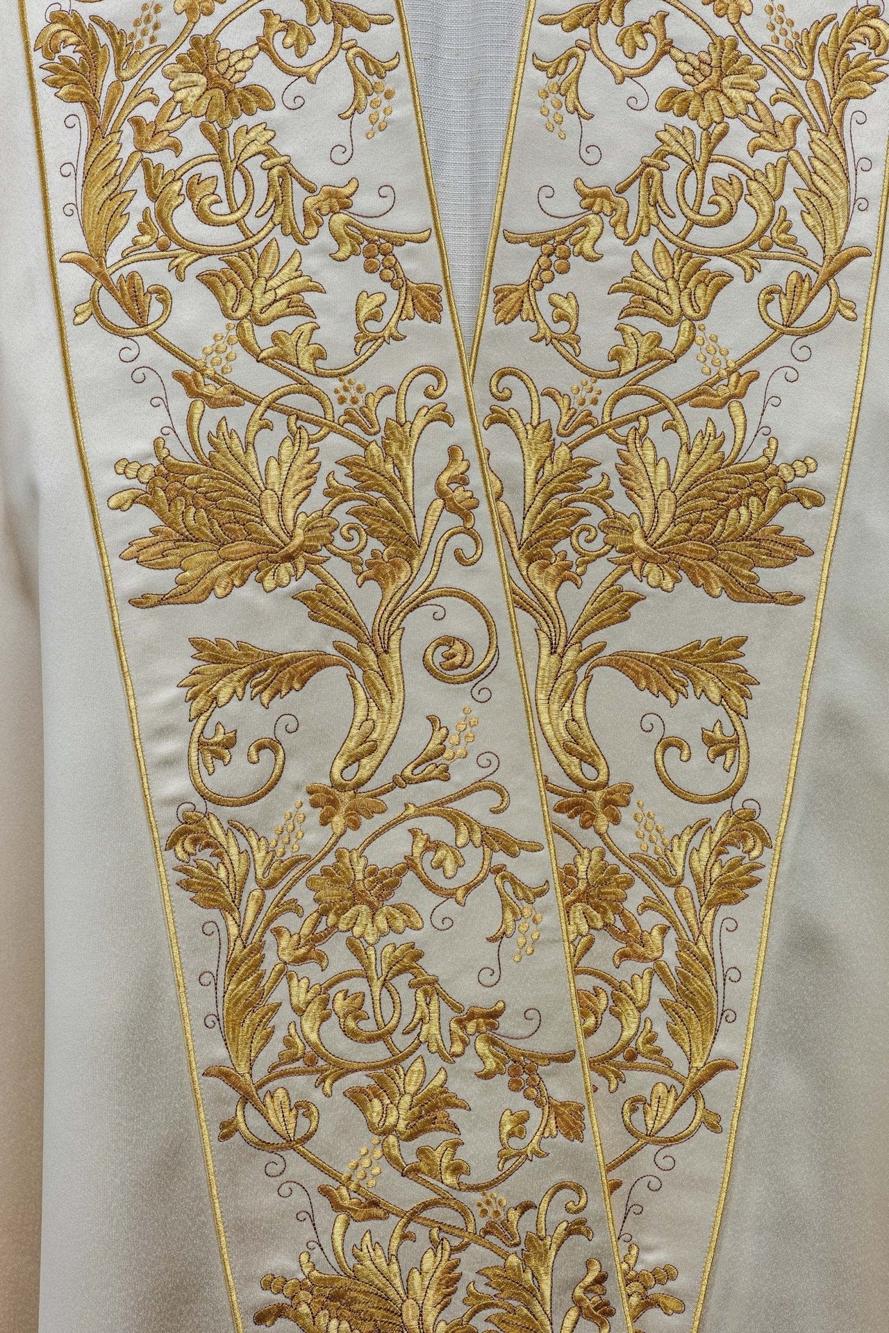 Römischer Umhang aus ecrufarbenem Satin mit gesticktem Herz des Herrn Jesus - MESSGEWANDER.DE