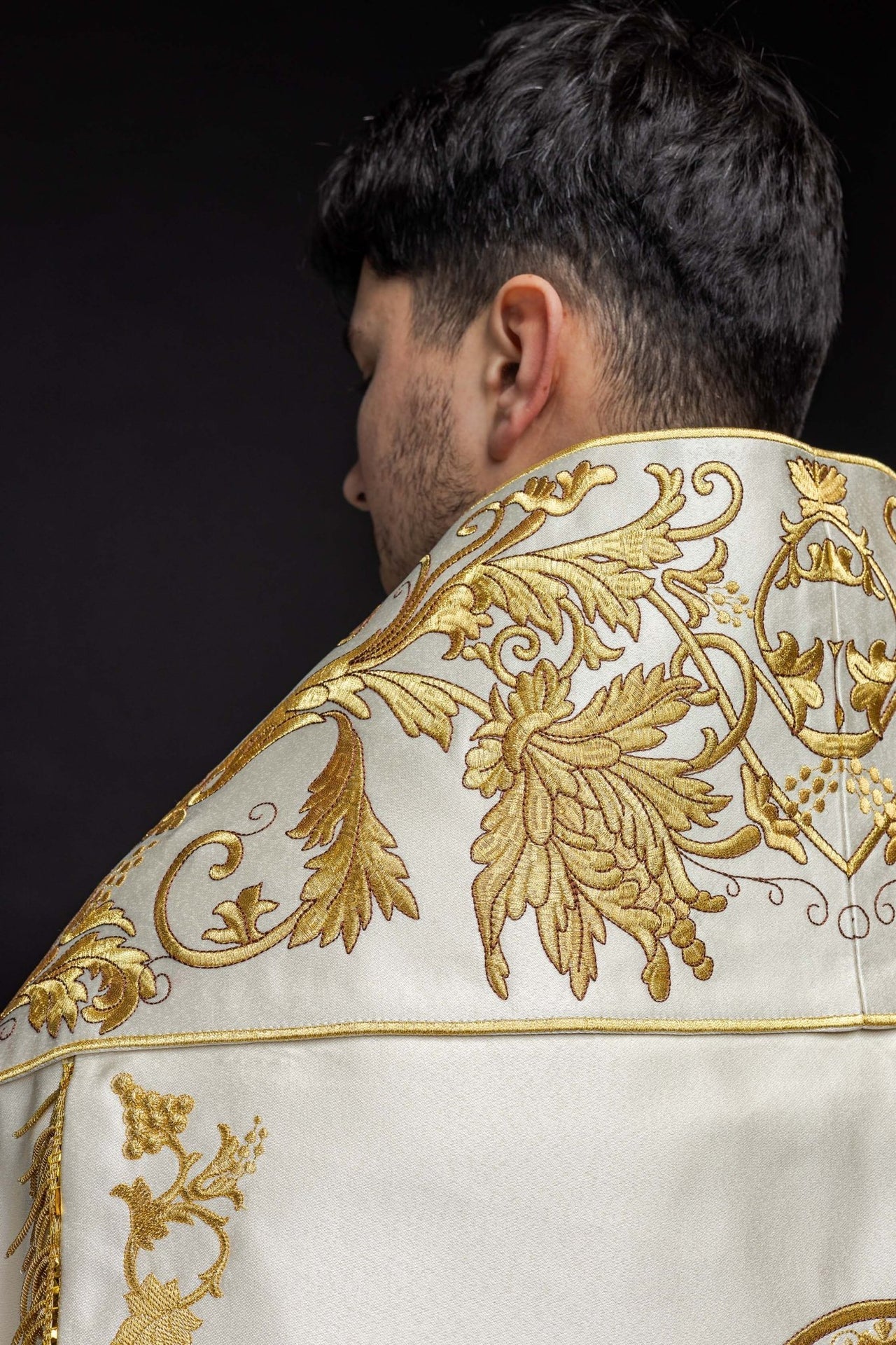 Römischer Umhang aus ecrufarbenem Satin mit gesticktem Herz des Herrn Jesus - MESSGEWANDER.DE