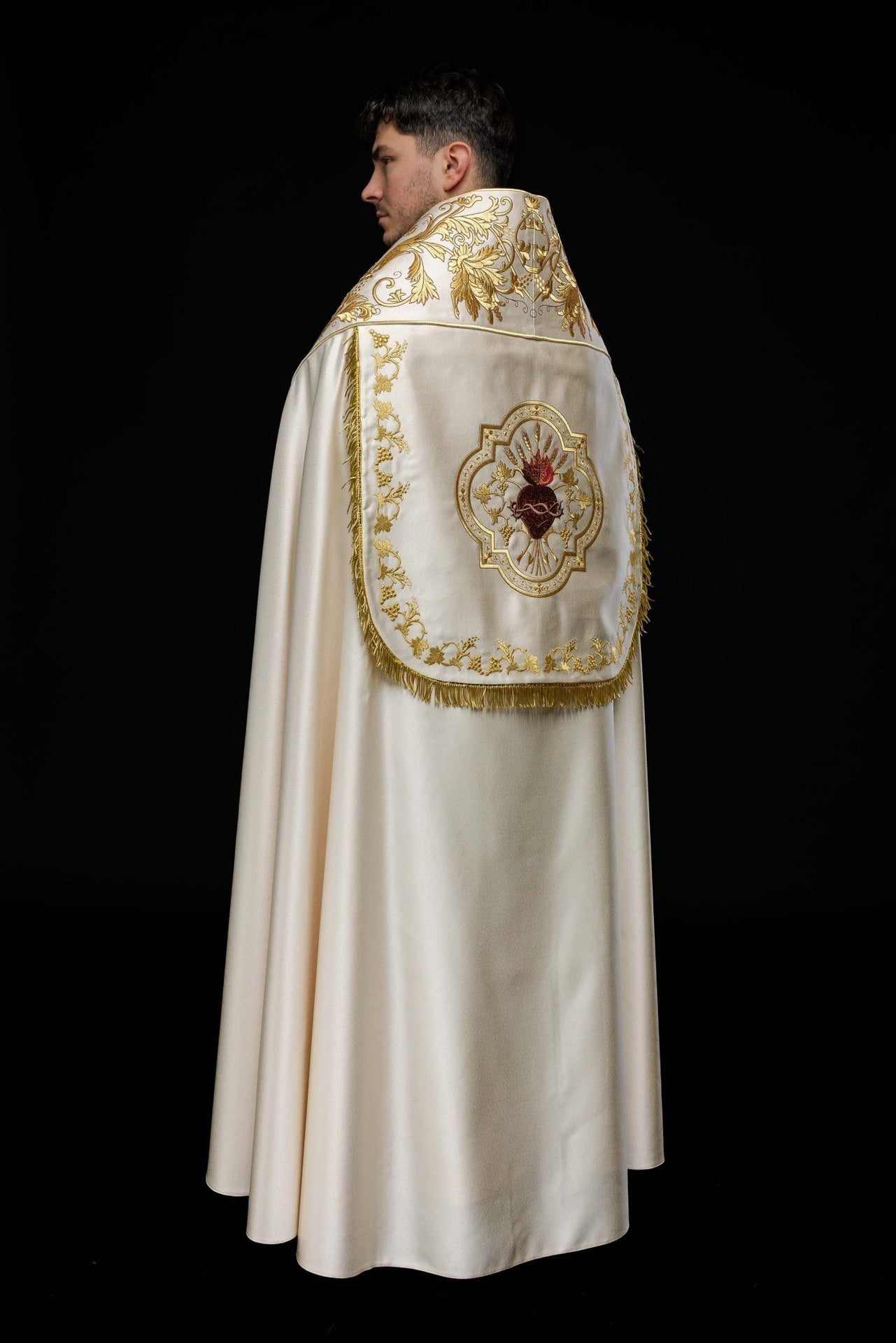 Römischer Umhang aus ecrufarbenem Satin mit gesticktem Herz des Herrn Jesus - MESSGEWANDER.DE
