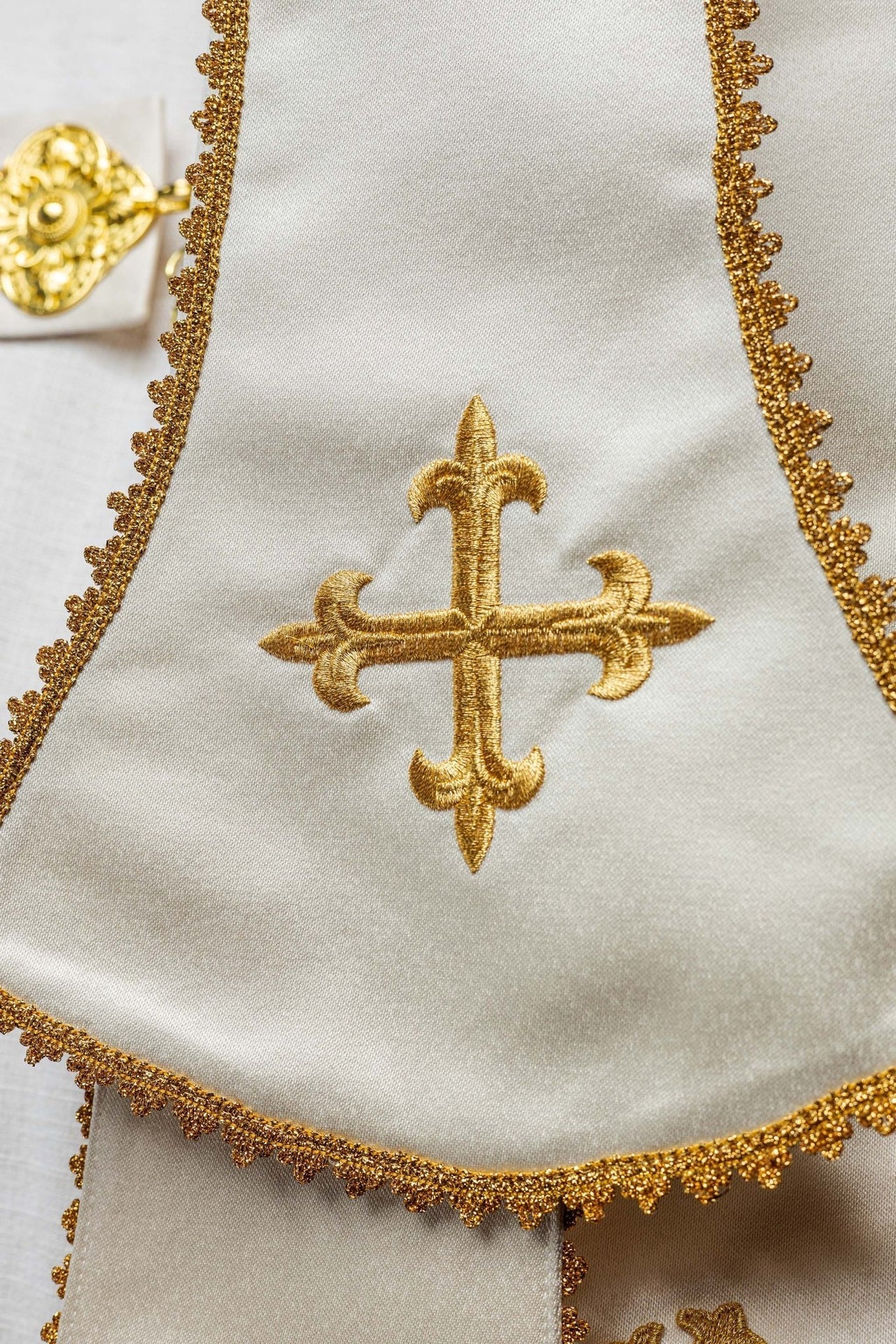 Römischer Umhang aus ecrufarbenem Satin mit gesticktem Herz des Herrn Jesus - MESSGEWANDER.DE