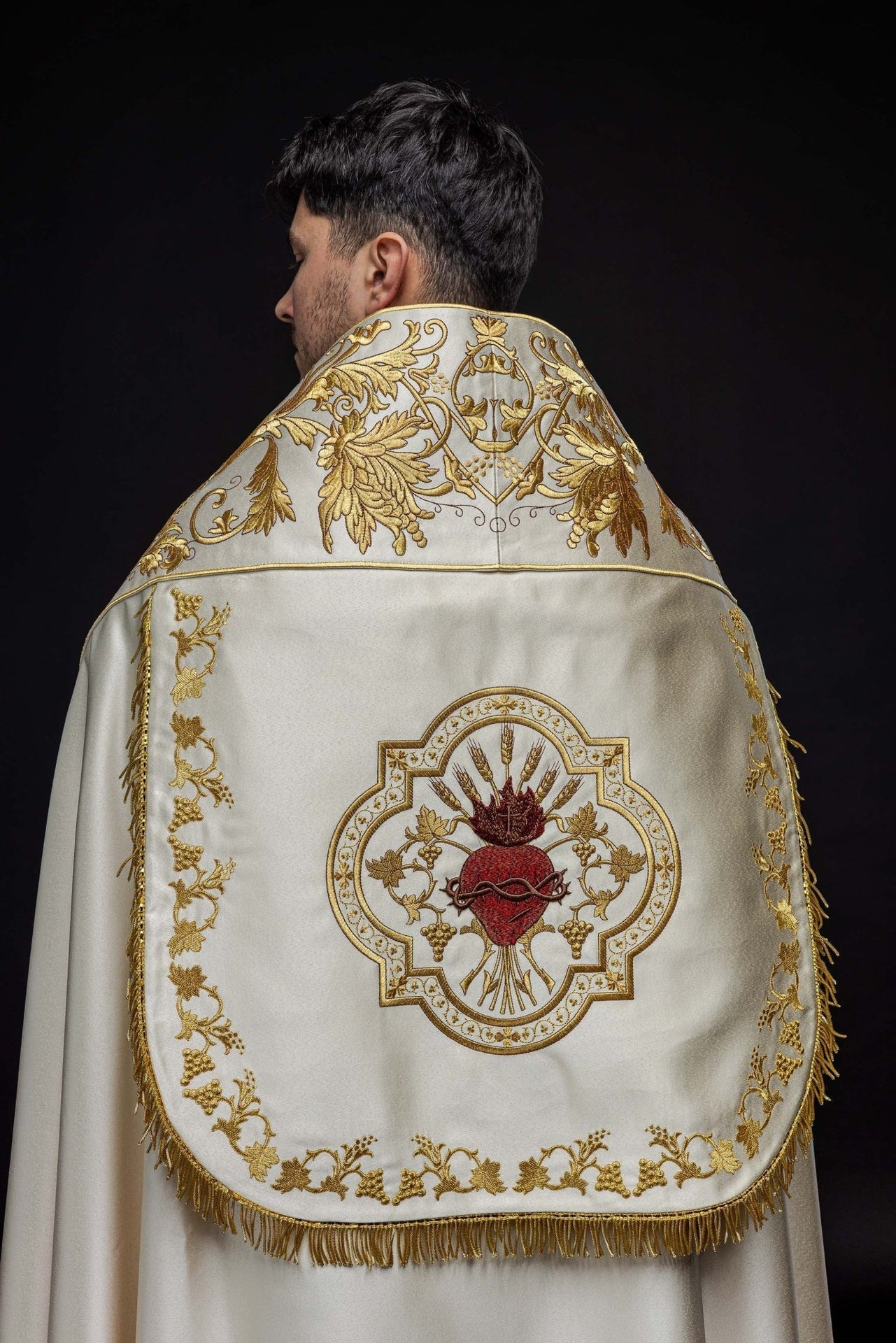 Römischer Umhang aus ecrufarbenem Satin mit gesticktem Herz des Herrn Jesus - MESSGEWANDER.DE