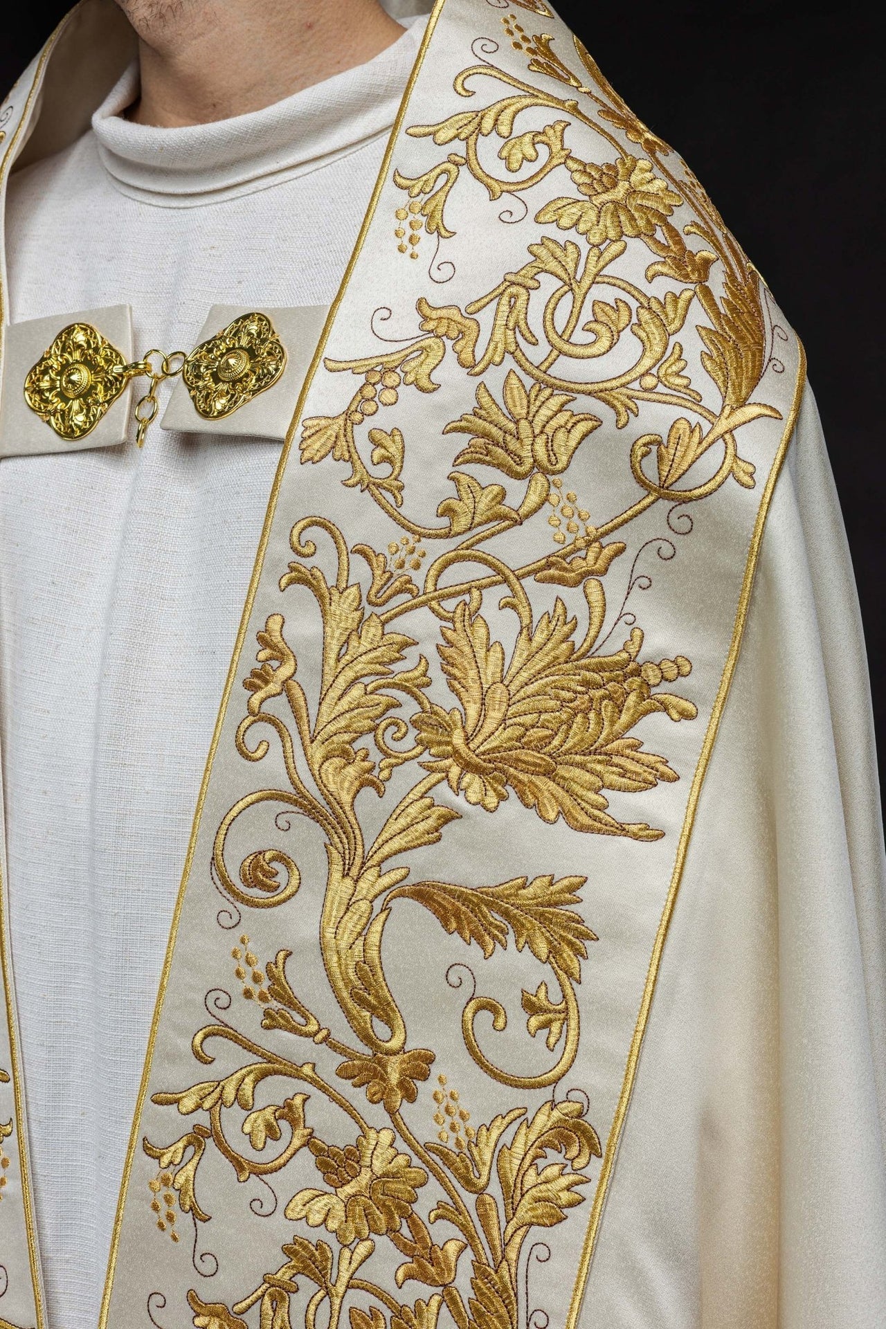 Römischer Umhang aus ecrufarbenem Satin mit gesticktem Herz des Herrn Jesus - MESSGEWANDER.DE