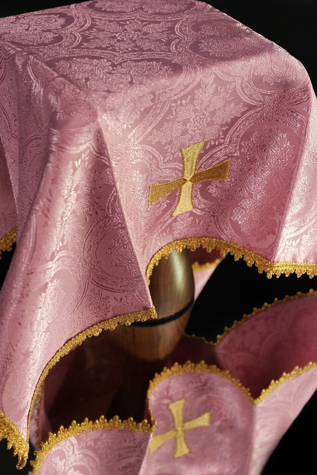 Rosa Kelchveil mit Kreuzsymbol aus Jacquard - MESSGEWANDER.DE