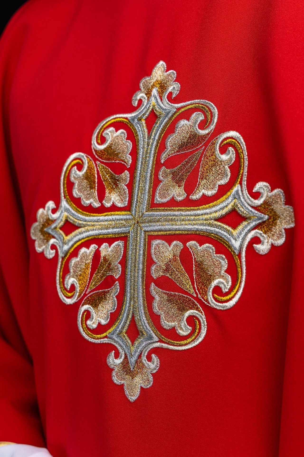 Rote bestickte Kasel mit verziertem Kreuz und breitem Kragen - MESSGEWANDER.DE