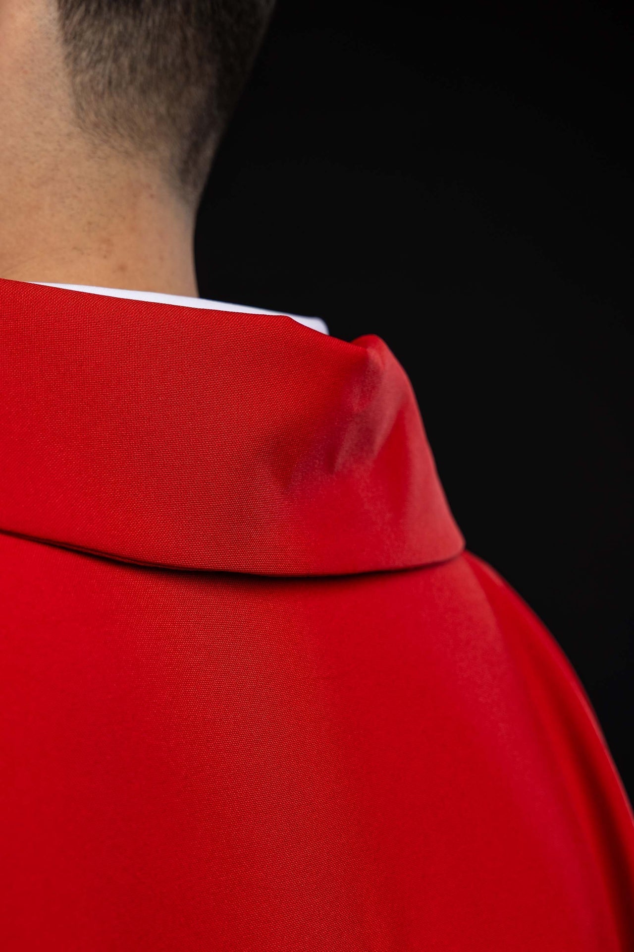 Rote bestickte Kasel mit verziertem Kreuz und breitem Kragen - MESSGEWANDER.DE