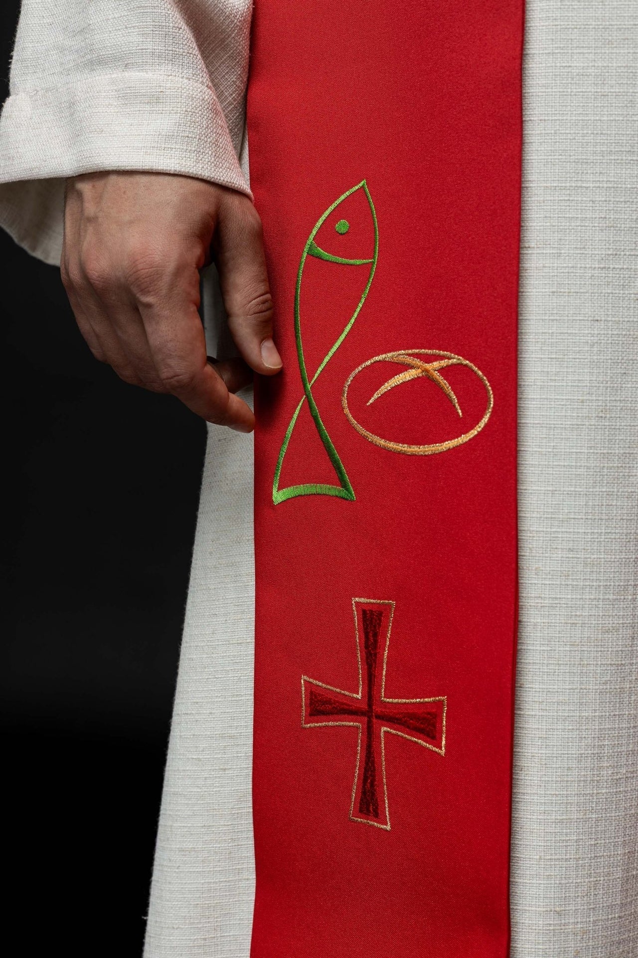 Rote bestickte Priesterstola mit Fisch-Brot-Kreuz-Motiv - MESSGEWANDER.DE