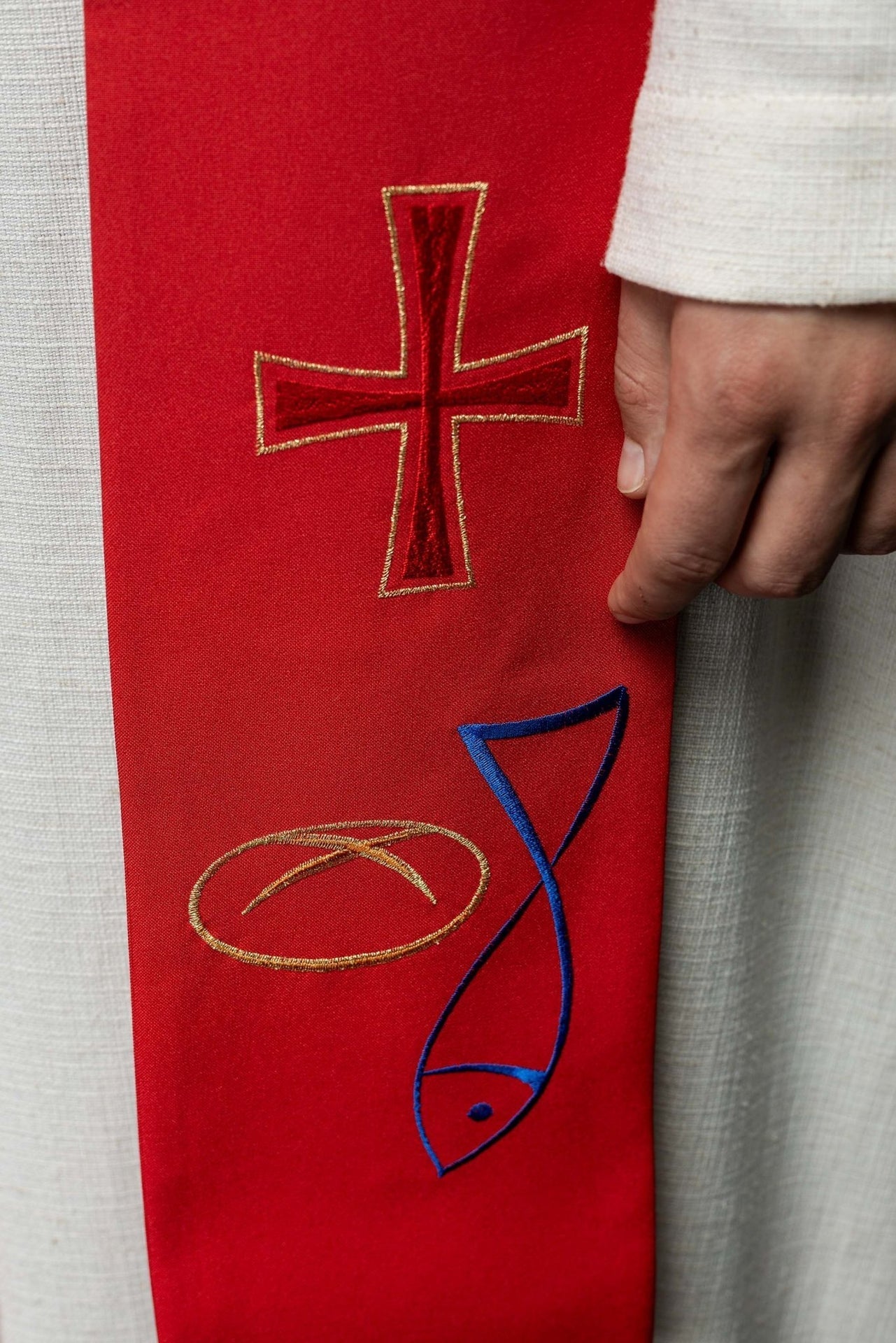 Rote bestickte Priesterstola mit Fisch-Brot-Kreuz-Motiv - MESSGEWANDER.DE
