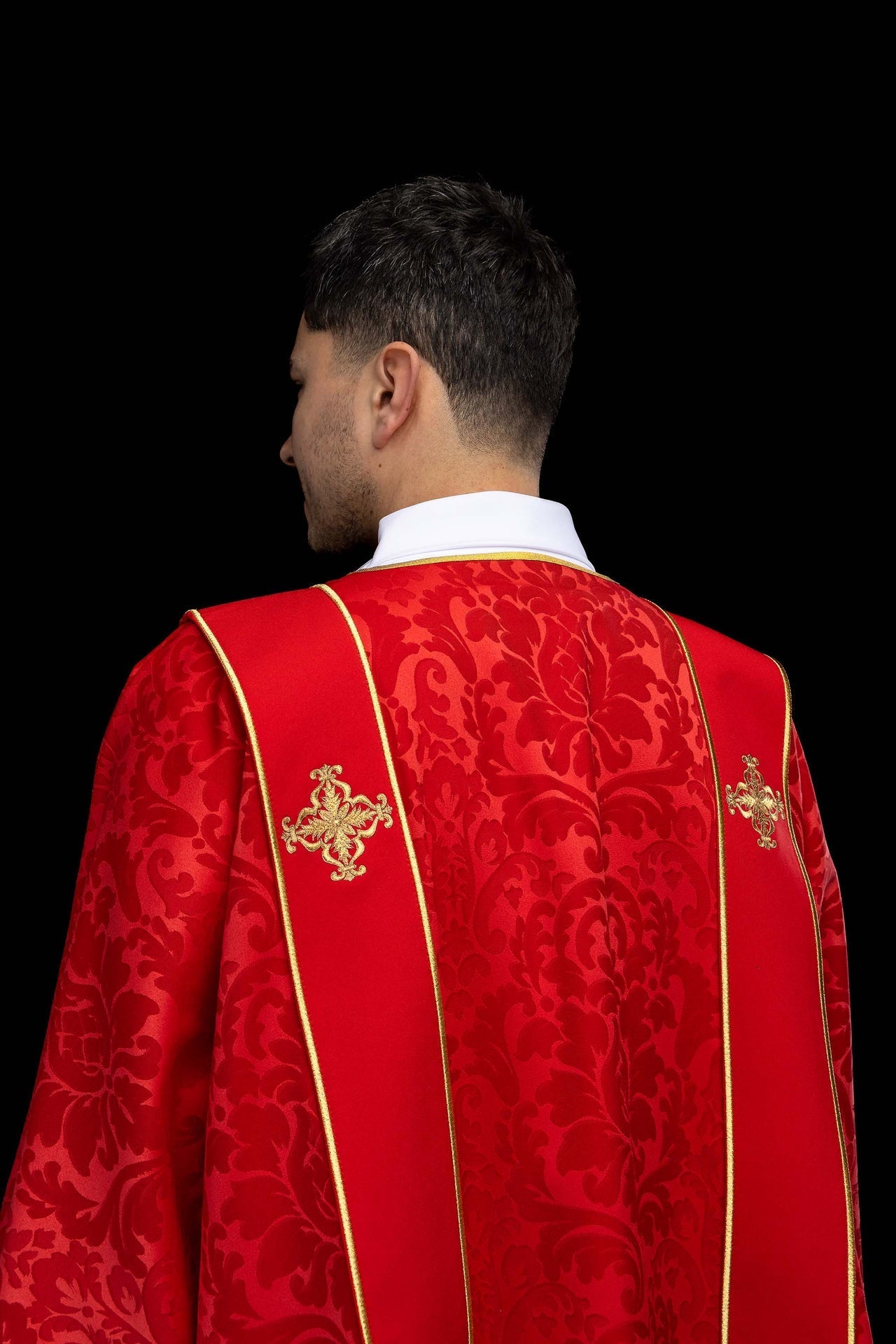 Rote Dalmatik aus Jacquard mit Borten und gestickten goldenen Kreuzen - MESSGEWANDER.DE
