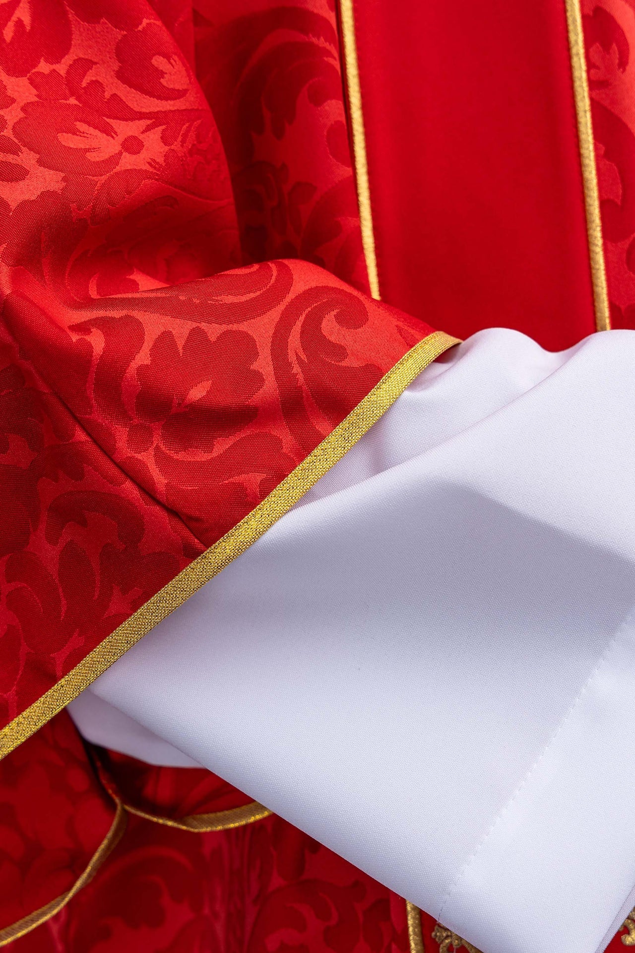 Rote Dalmatik aus Jacquard mit Borten und gestickten goldenen Kreuzen - MESSGEWANDER.DE