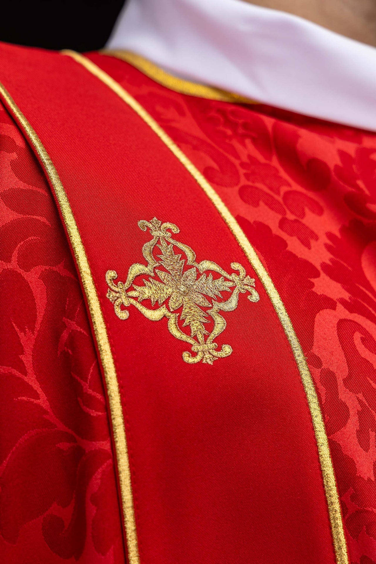 Rote Dalmatik aus Jacquard mit Borten und gestickten goldenen Kreuzen - MESSGEWANDER.DE