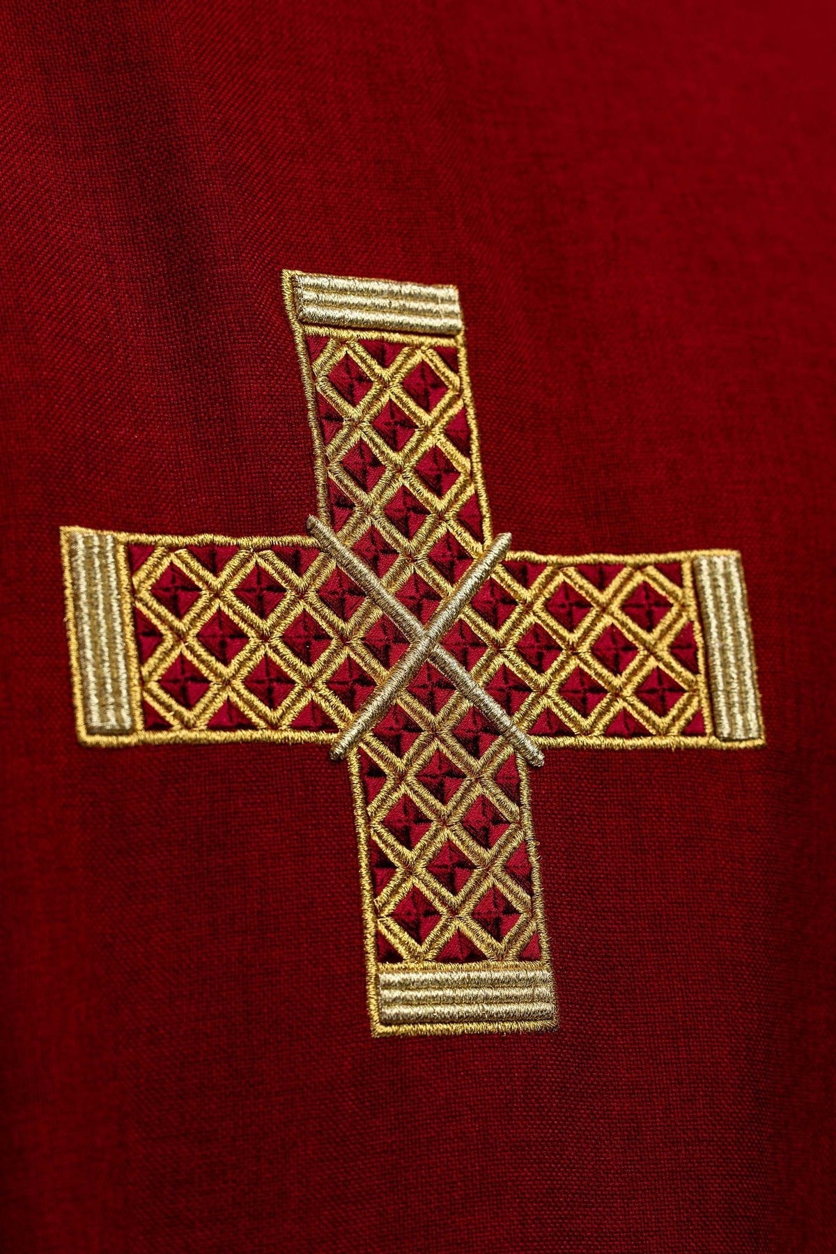 Rote Dalmatik mit gestickten Kreuzen und Kragen - MESSGEWANDER.DE