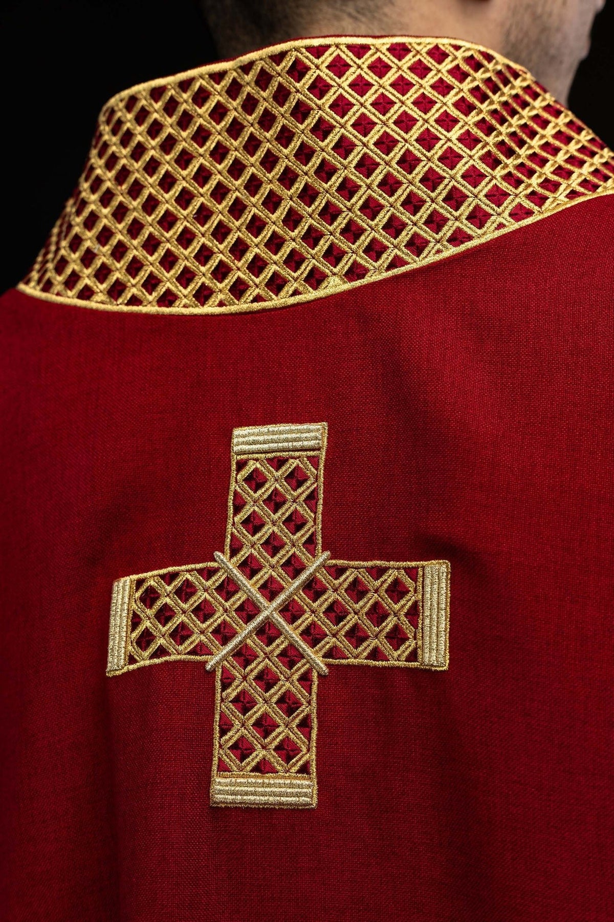 Rote Dalmatik mit gestickten Kreuzen und Kragen - MESSGEWANDER.DE