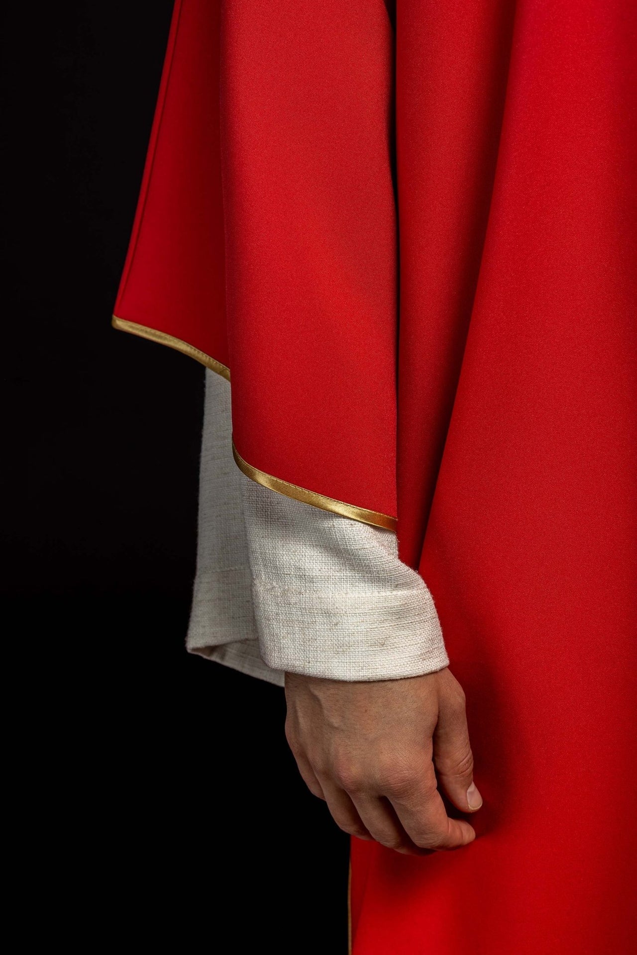 Rote Dalmatik mit goldener Stickerei des Pax-Kreuzes - MESSGEWANDER.DE