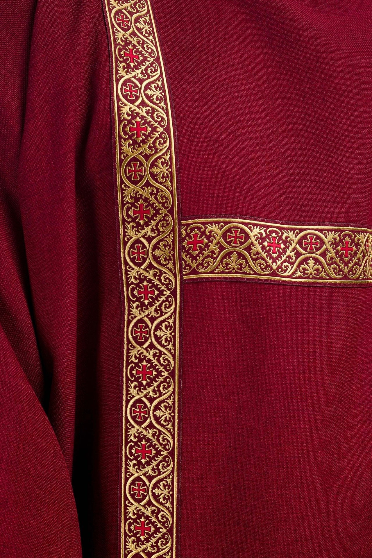 Rote Dalmatika verziert mit goldenen Jacquardbändern - MESSGEWANDER.DE