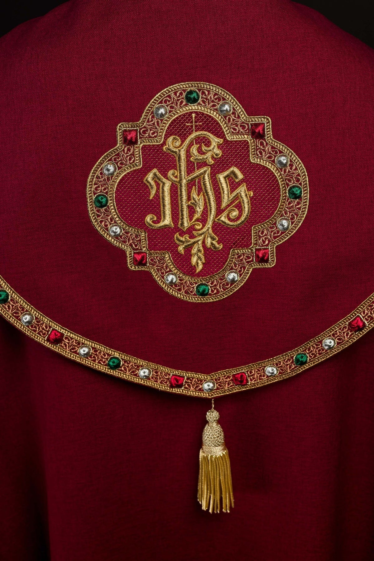 Rote liturgische Kapelle mit goldenem IHS - MESSGEWANDER.DE