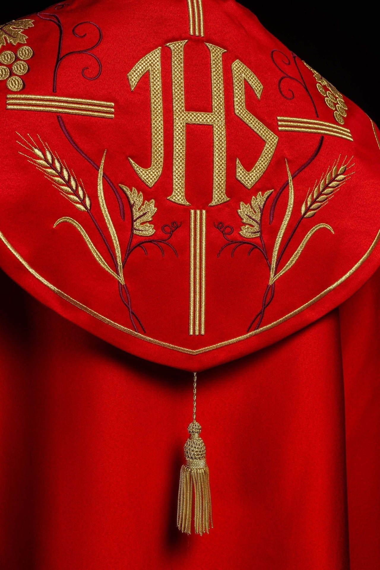 Rote liturgische Kapelle mit goldener IHS und Traubenstickerei - MESSGEWANDER.DE