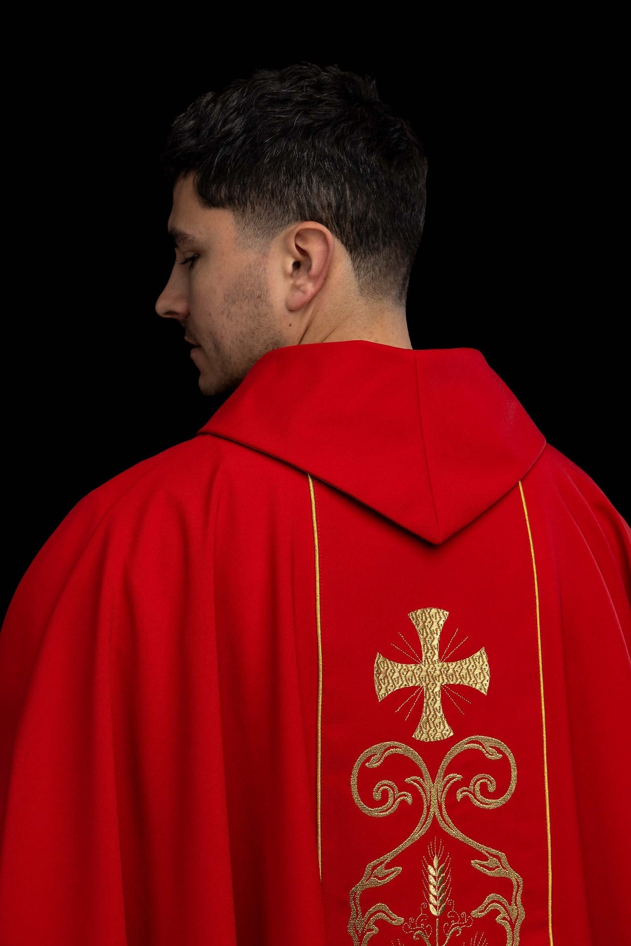 Rote liturgische Kasel verziert mit einer bestickten Mittelborte - MESSGEWANDER.DE