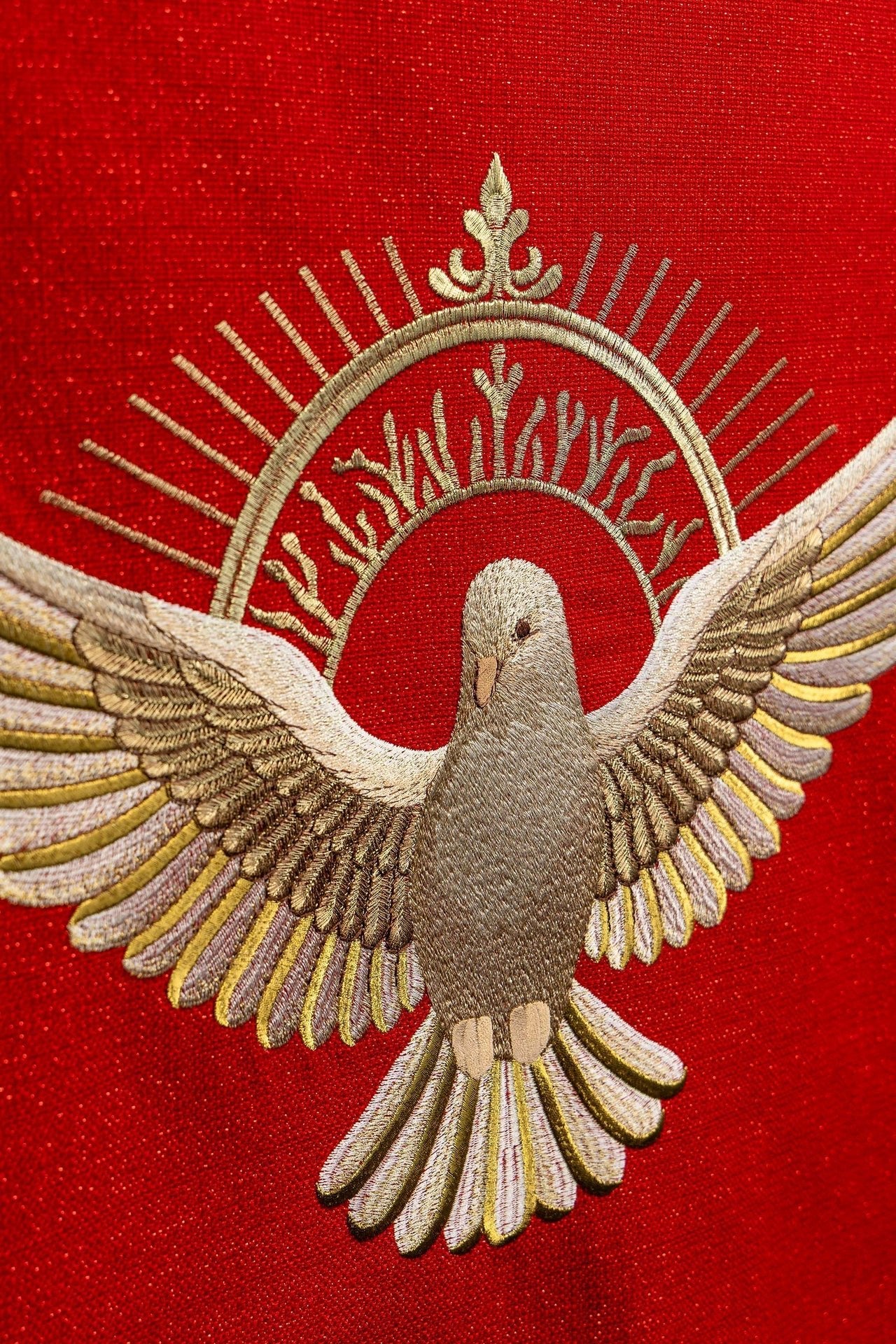 Rotes besticktes Tuch für das Lesepult mit Symbol der Taube und Flammen - MESSGEWANDER.DE