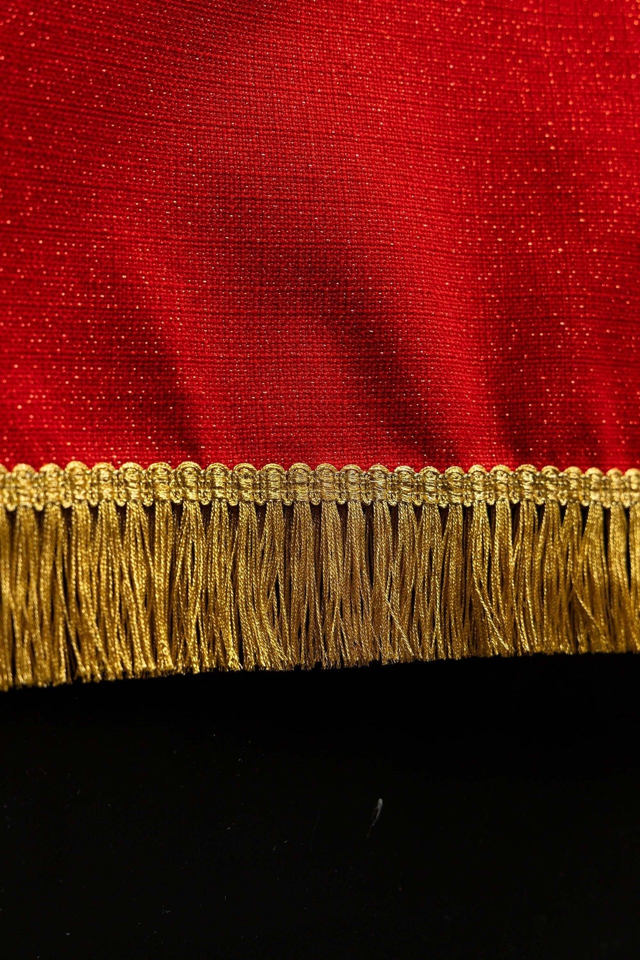 Rotes besticktes Tuch für das Lesepult mit Symbol der Taube und Flammen - MESSGEWANDER.DE